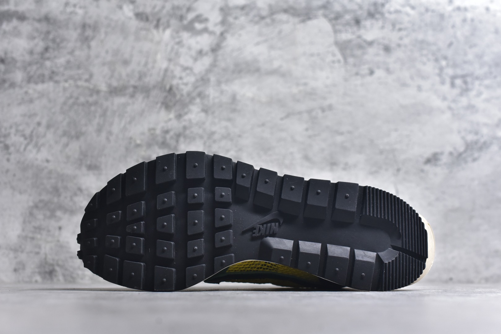 图片[6]-#Sacai x VaporWaffle 华夫三代3.0 走秀重磅联名 CV1363/DD1875/ #正确版本 独家原鞋开发 #原模数据大底 独家五层分离组合底 #原厂长绒皮料 质感十足 注意区分 #鞋款由Pegasus与VaporFly两款鞋型的设计元素共同构建，鞋身材质由翻毛皮和透气网布共同打造。熟悉的解构手法、重叠Swoosh、双重鞋舌、鞋带以及后跟SACAI字体都悉数保留，#最大亮点在于，本次鞋底变本加厉，层数更多!简直和巴黎世家的TripleS有一拼，增高效果妥妥的 尺码：35.5-46-选品中心