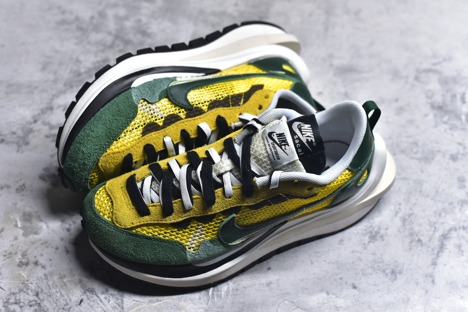 图片[7]-#Sacai x VaporWaffle 华夫三代3.0 走秀重磅联名 CV1363/DD1875/ #正确版本 独家原鞋开发 #原模数据大底 独家五层分离组合底 #原厂长绒皮料 质感十足 注意区分 #鞋款由Pegasus与VaporFly两款鞋型的设计元素共同构建，鞋身材质由翻毛皮和透气网布共同打造。熟悉的解构手法、重叠Swoosh、双重鞋舌、鞋带以及后跟SACAI字体都悉数保留，#最大亮点在于，本次鞋底变本加厉，层数更多!简直和巴黎世家的TripleS有一拼，增高效果妥妥的 尺码：35.5-46-选品中心