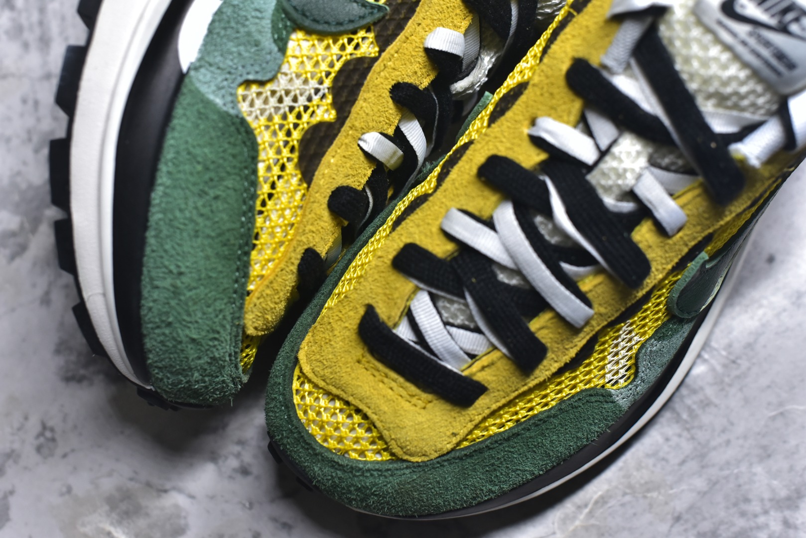 图片[8]-#Sacai x VaporWaffle 华夫三代3.0 走秀重磅联名 CV1363/DD1875/ #正确版本 独家原鞋开发 #原模数据大底 独家五层分离组合底 #原厂长绒皮料 质感十足 注意区分 #鞋款由Pegasus与VaporFly两款鞋型的设计元素共同构建，鞋身材质由翻毛皮和透气网布共同打造。熟悉的解构手法、重叠Swoosh、双重鞋舌、鞋带以及后跟SACAI字体都悉数保留，#最大亮点在于，本次鞋底变本加厉，层数更多!简直和巴黎世家的TripleS有一拼，增高效果妥妥的 尺码：35.5-46-选品中心