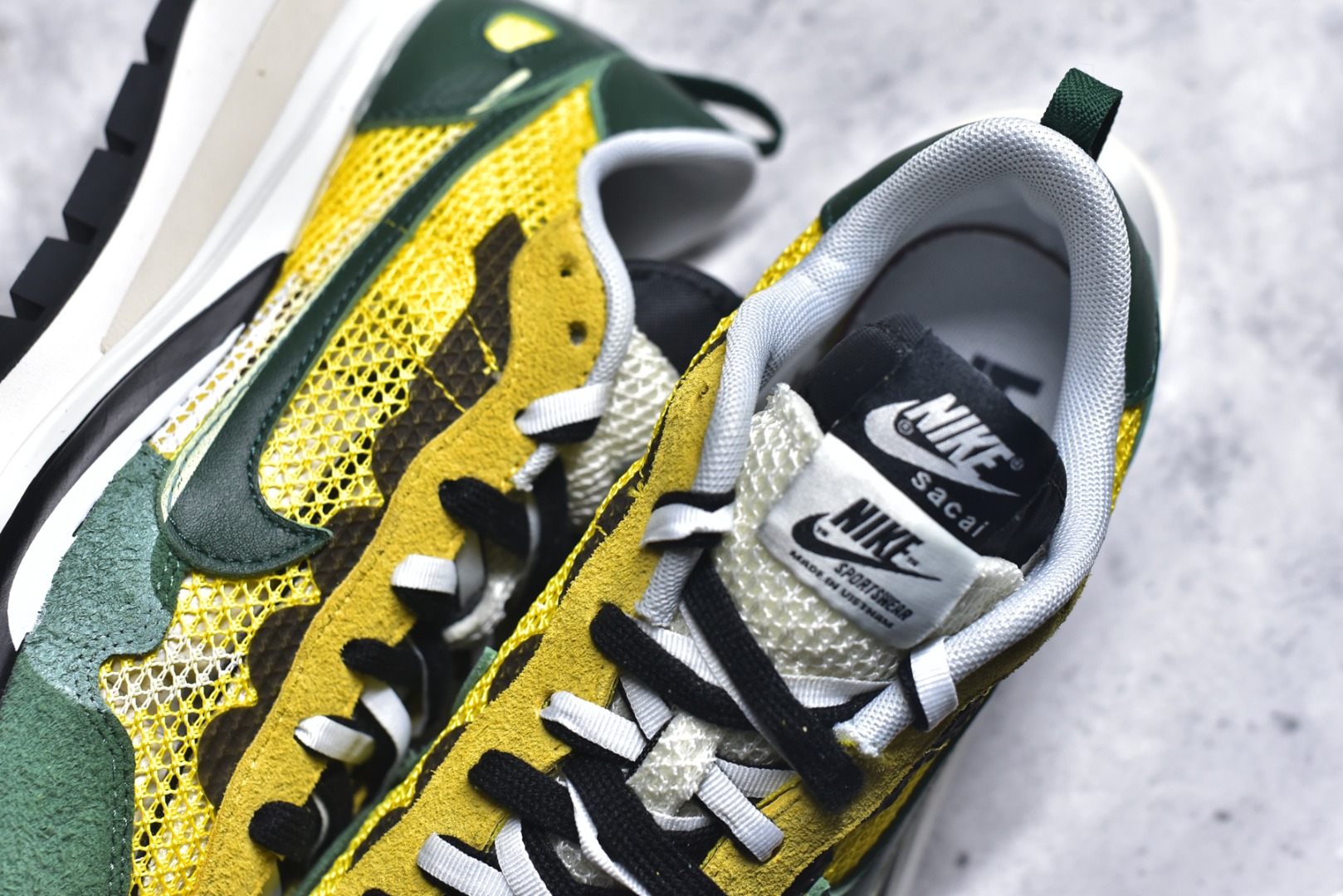 图片[9]-#Sacai x VaporWaffle 华夫三代3.0 走秀重磅联名 CV1363/DD1875/ #正确版本 独家原鞋开发 #原模数据大底 独家五层分离组合底 #原厂长绒皮料 质感十足 注意区分 #鞋款由Pegasus与VaporFly两款鞋型的设计元素共同构建，鞋身材质由翻毛皮和透气网布共同打造。熟悉的解构手法、重叠Swoosh、双重鞋舌、鞋带以及后跟SACAI字体都悉数保留，#最大亮点在于，本次鞋底变本加厉，层数更多!简直和巴黎世家的TripleS有一拼，增高效果妥妥的 尺码：35.5-46-选品中心