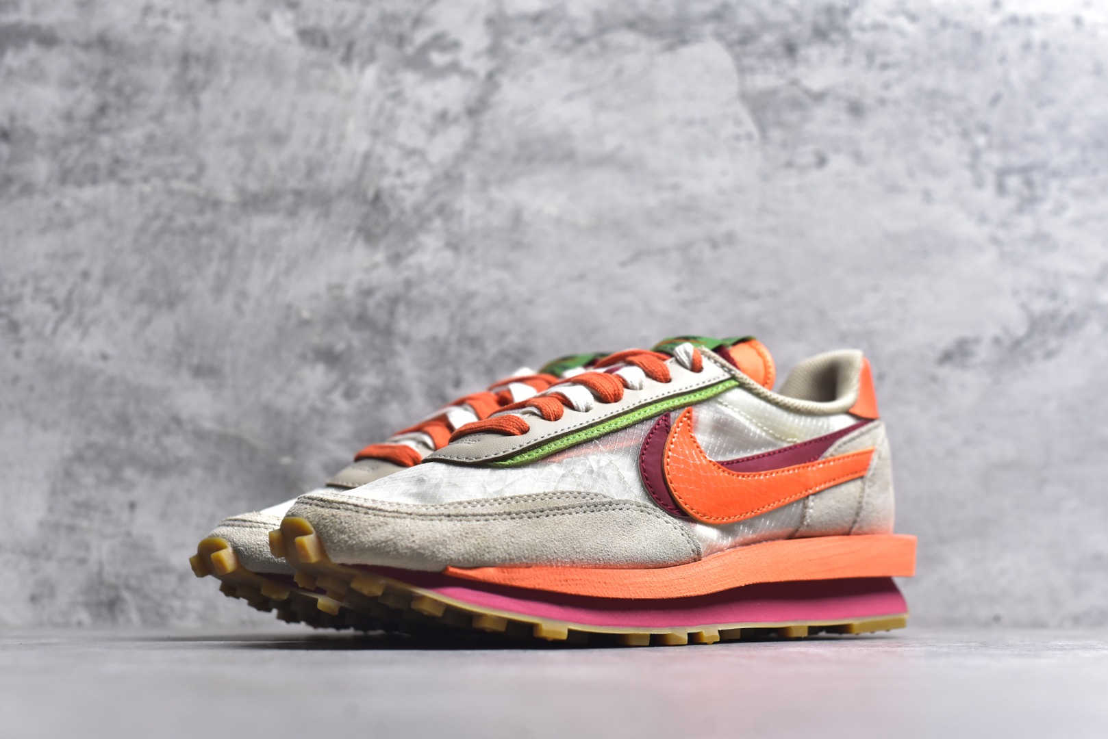 图片[2]-#Sacai x VaporWaffle 华夫三代3.0 走秀重磅联名 CV1363/DD1875/ #正确版本 独家原鞋开发 #原模数据大底 独家五层分离组合底 #原厂长绒皮料 质感十足 注意区分 #鞋款由Pegasus与VaporFly两款鞋型的设计元素共同构建，鞋身材质由翻毛皮和透气网布共同打造。熟悉的解构手法、重叠Swoosh、双重鞋舌、鞋带以及后跟SACAI字体都悉数保留，#最大亮点在于，本次鞋底变本加厉，层数更多!简直和巴黎世家的TripleS有一拼，增高效果妥妥的 尺码：35.5-46-选品中心