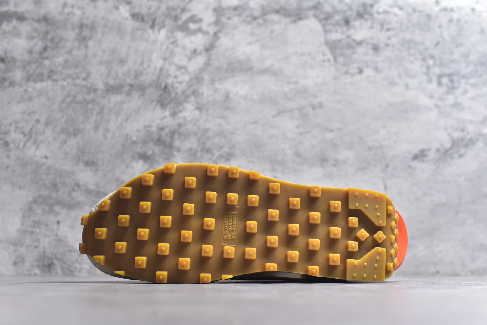 图片[6]-#Sacai x VaporWaffle 华夫三代3.0 走秀重磅联名 CV1363/DD1875/ #正确版本 独家原鞋开发 #原模数据大底 独家五层分离组合底 #原厂长绒皮料 质感十足 注意区分 #鞋款由Pegasus与VaporFly两款鞋型的设计元素共同构建，鞋身材质由翻毛皮和透气网布共同打造。熟悉的解构手法、重叠Swoosh、双重鞋舌、鞋带以及后跟SACAI字体都悉数保留，#最大亮点在于，本次鞋底变本加厉，层数更多!简直和巴黎世家的TripleS有一拼，增高效果妥妥的 尺码：35.5-46-选品中心