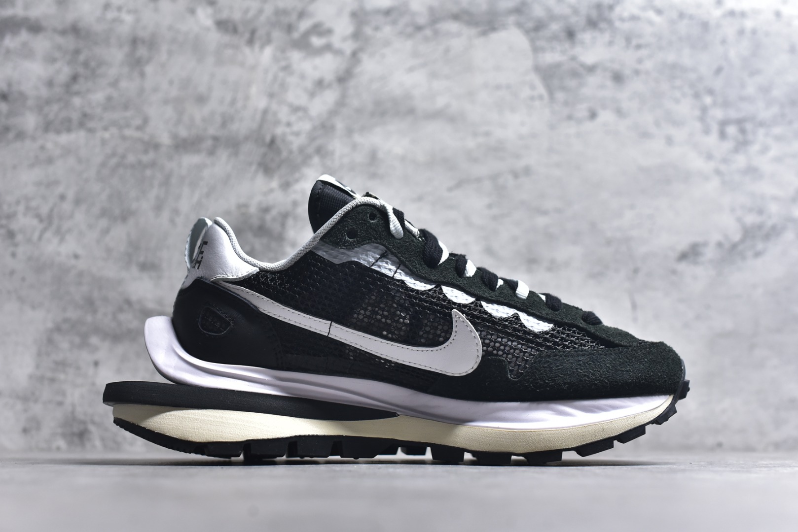 图片[3]-#Sacai x VaporWaffle 华夫三代3.0 走秀重磅联名 CV1363/DD1875/ #正确版本 独家原鞋开发 #原模数据大底 独家五层分离组合底 #原厂长绒皮料 质感十足 注意区分 #鞋款由Pegasus与VaporFly两款鞋型的设计元素共同构建，鞋身材质由翻毛皮和透气网布共同打造。熟悉的解构手法、重叠Swoosh、双重鞋舌、鞋带以及后跟SACAI字体都悉数保留，#最大亮点在于，本次鞋底变本加厉，层数更多!简直和巴黎世家的TripleS有一拼，增高效果妥妥的 尺码：35.5-46-选品中心