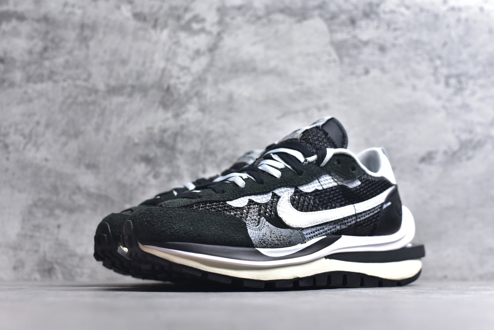 图片[2]-#Sacai x VaporWaffle 华夫三代3.0 走秀重磅联名 CV1363/DD1875/ #正确版本 独家原鞋开发 #原模数据大底 独家五层分离组合底 #原厂长绒皮料 质感十足 注意区分 #鞋款由Pegasus与VaporFly两款鞋型的设计元素共同构建，鞋身材质由翻毛皮和透气网布共同打造。熟悉的解构手法、重叠Swoosh、双重鞋舌、鞋带以及后跟SACAI字体都悉数保留，#最大亮点在于，本次鞋底变本加厉，层数更多!简直和巴黎世家的TripleS有一拼，增高效果妥妥的 尺码：35.5-46-选品中心