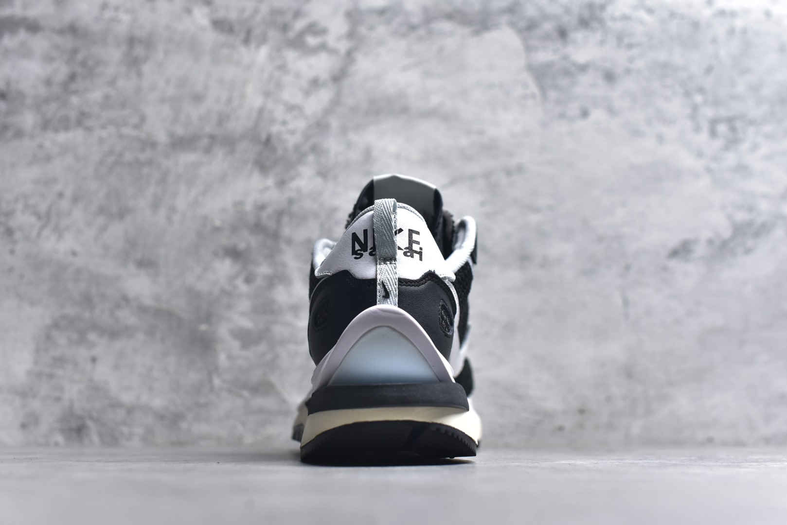 图片[5]-#Sacai x VaporWaffle 华夫三代3.0 走秀重磅联名 CV1363/DD1875/ #正确版本 独家原鞋开发 #原模数据大底 独家五层分离组合底 #原厂长绒皮料 质感十足 注意区分 #鞋款由Pegasus与VaporFly两款鞋型的设计元素共同构建，鞋身材质由翻毛皮和透气网布共同打造。熟悉的解构手法、重叠Swoosh、双重鞋舌、鞋带以及后跟SACAI字体都悉数保留，#最大亮点在于，本次鞋底变本加厉，层数更多!简直和巴黎世家的TripleS有一拼，增高效果妥妥的 尺码：35.5-46-选品中心