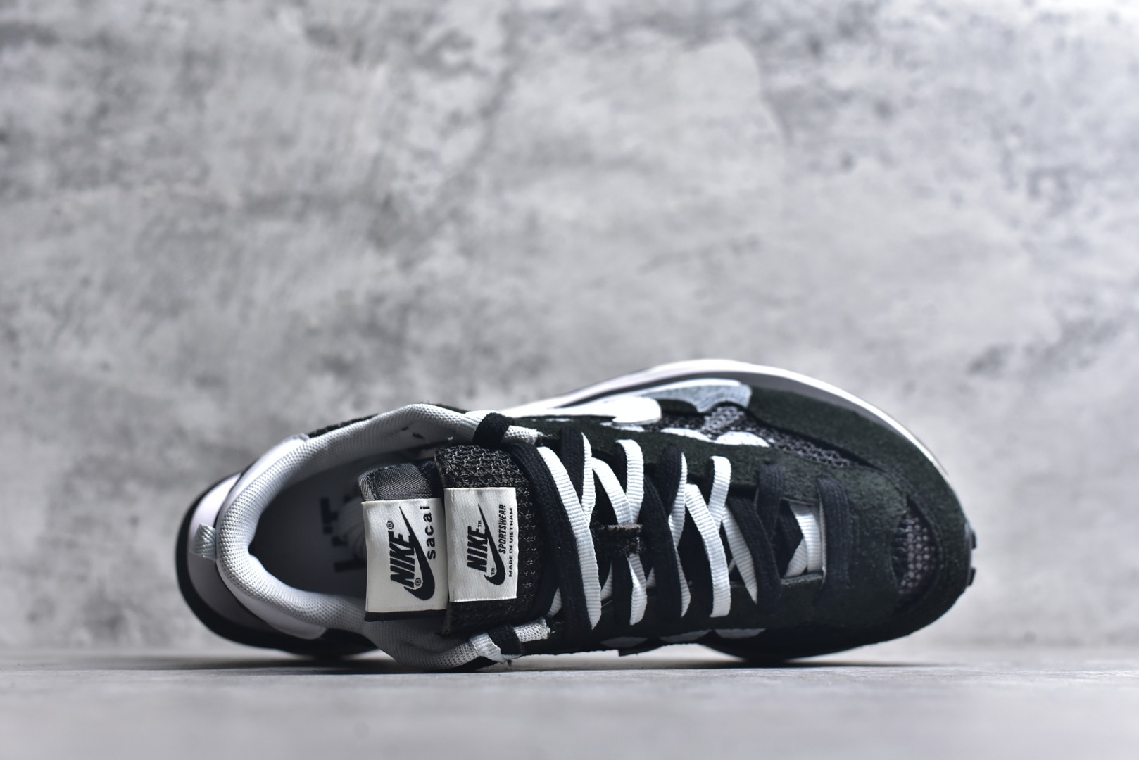 图片[4]-#Sacai x VaporWaffle 华夫三代3.0 走秀重磅联名 CV1363/DD1875/ #正确版本 独家原鞋开发 #原模数据大底 独家五层分离组合底 #原厂长绒皮料 质感十足 注意区分 #鞋款由Pegasus与VaporFly两款鞋型的设计元素共同构建，鞋身材质由翻毛皮和透气网布共同打造。熟悉的解构手法、重叠Swoosh、双重鞋舌、鞋带以及后跟SACAI字体都悉数保留，#最大亮点在于，本次鞋底变本加厉，层数更多!简直和巴黎世家的TripleS有一拼，增高效果妥妥的 尺码：35.5-46-选品中心