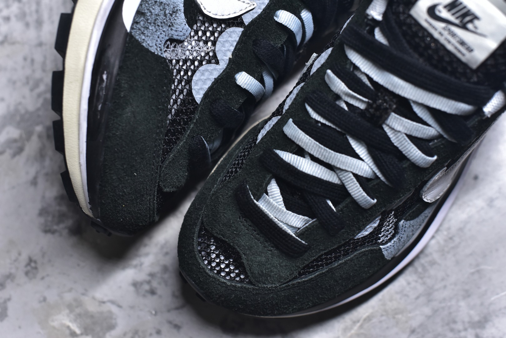 图片[8]-#Sacai x VaporWaffle 华夫三代3.0 走秀重磅联名 CV1363/DD1875/ #正确版本 独家原鞋开发 #原模数据大底 独家五层分离组合底 #原厂长绒皮料 质感十足 注意区分 #鞋款由Pegasus与VaporFly两款鞋型的设计元素共同构建，鞋身材质由翻毛皮和透气网布共同打造。熟悉的解构手法、重叠Swoosh、双重鞋舌、鞋带以及后跟SACAI字体都悉数保留，#最大亮点在于，本次鞋底变本加厉，层数更多!简直和巴黎世家的TripleS有一拼，增高效果妥妥的 尺码：35.5-46-选品中心