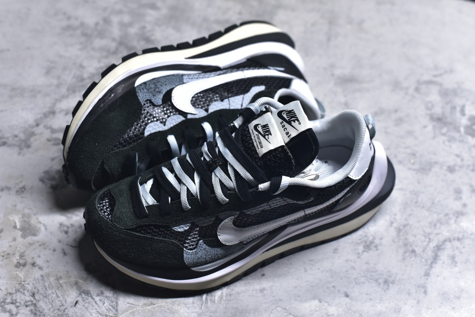 图片[7]-#Sacai x VaporWaffle 华夫三代3.0 走秀重磅联名 CV1363/DD1875/ #正确版本 独家原鞋开发 #原模数据大底 独家五层分离组合底 #原厂长绒皮料 质感十足 注意区分 #鞋款由Pegasus与VaporFly两款鞋型的设计元素共同构建，鞋身材质由翻毛皮和透气网布共同打造。熟悉的解构手法、重叠Swoosh、双重鞋舌、鞋带以及后跟SACAI字体都悉数保留，#最大亮点在于，本次鞋底变本加厉，层数更多!简直和巴黎世家的TripleS有一拼，增高效果妥妥的 尺码：35.5-46-选品中心