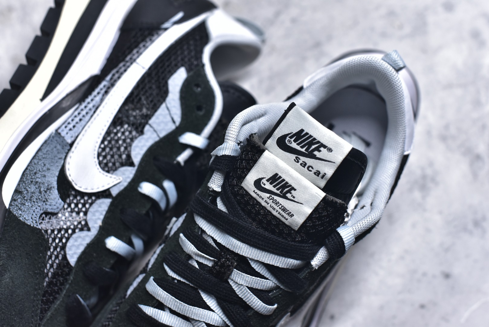 图片[9]-#Sacai x VaporWaffle 华夫三代3.0 走秀重磅联名 CV1363/DD1875/ #正确版本 独家原鞋开发 #原模数据大底 独家五层分离组合底 #原厂长绒皮料 质感十足 注意区分 #鞋款由Pegasus与VaporFly两款鞋型的设计元素共同构建，鞋身材质由翻毛皮和透气网布共同打造。熟悉的解构手法、重叠Swoosh、双重鞋舌、鞋带以及后跟SACAI字体都悉数保留，#最大亮点在于，本次鞋底变本加厉，层数更多!简直和巴黎世家的TripleS有一拼，增高效果妥妥的 尺码：35.5-46-选品中心