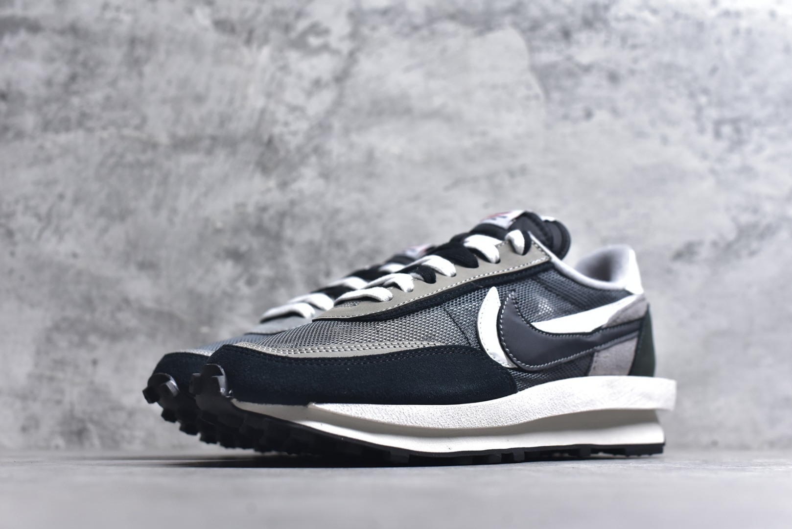 图片[2]-#Sacai x VaporWaffle 华夫三代3.0 走秀重磅联名 CV1363/DD1875/ #正确版本 独家原鞋开发 #原模数据大底 独家五层分离组合底 #原厂长绒皮料 质感十足 注意区分 #鞋款由Pegasus与VaporFly两款鞋型的设计元素共同构建，鞋身材质由翻毛皮和透气网布共同打造。熟悉的解构手法、重叠Swoosh、双重鞋舌、鞋带以及后跟SACAI字体都悉数保留，#最大亮点在于，本次鞋底变本加厉，层数更多!简直和巴黎世家的TripleS有一拼，增高效果妥妥的 尺码：35.5-46-选品中心