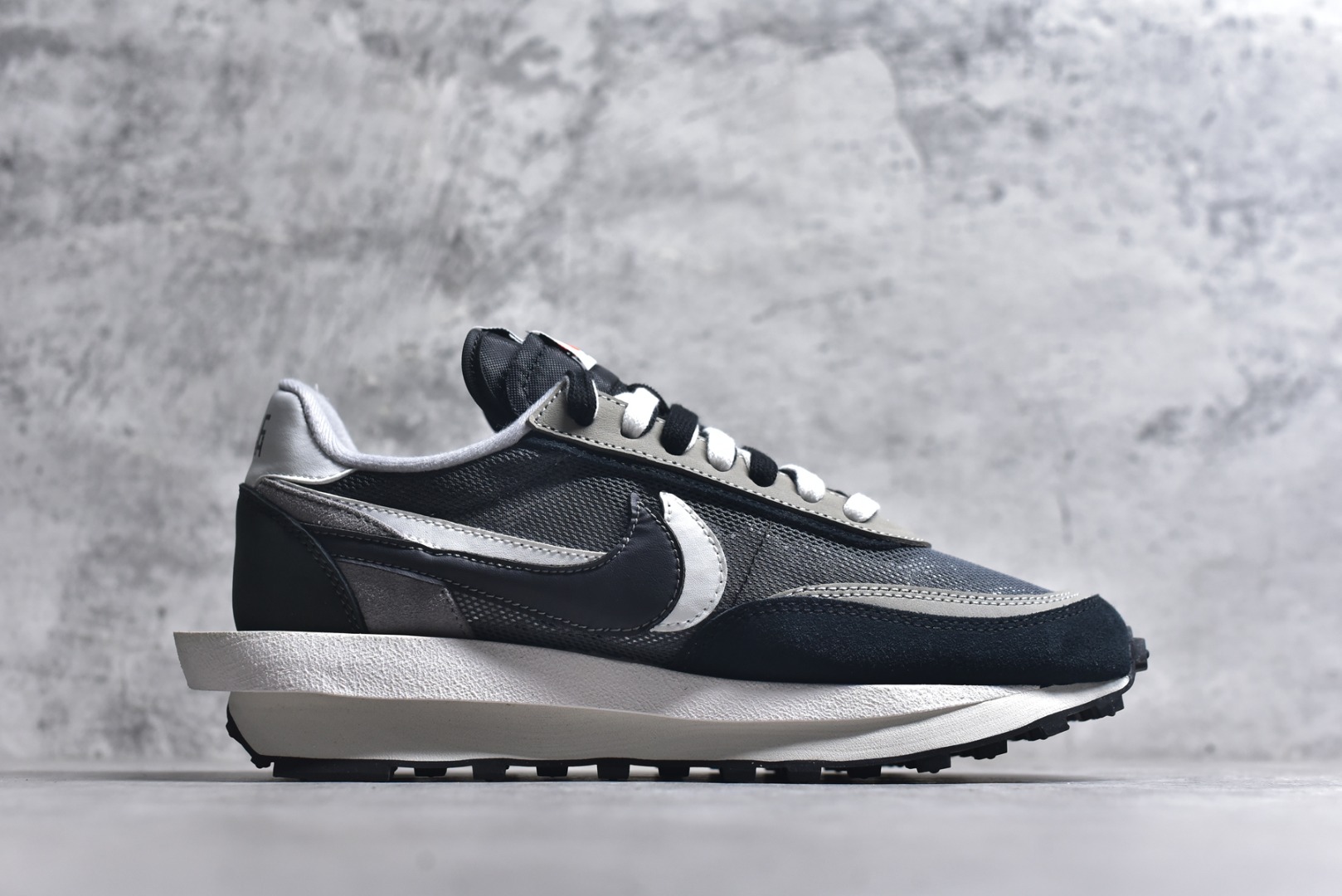 图片[3]-#Sacai x VaporWaffle 华夫三代3.0 走秀重磅联名 CV1363/DD1875/ #正确版本 独家原鞋开发 #原模数据大底 独家五层分离组合底 #原厂长绒皮料 质感十足 注意区分 #鞋款由Pegasus与VaporFly两款鞋型的设计元素共同构建，鞋身材质由翻毛皮和透气网布共同打造。熟悉的解构手法、重叠Swoosh、双重鞋舌、鞋带以及后跟SACAI字体都悉数保留，#最大亮点在于，本次鞋底变本加厉，层数更多!简直和巴黎世家的TripleS有一拼，增高效果妥妥的 尺码：35.5-46-选品中心