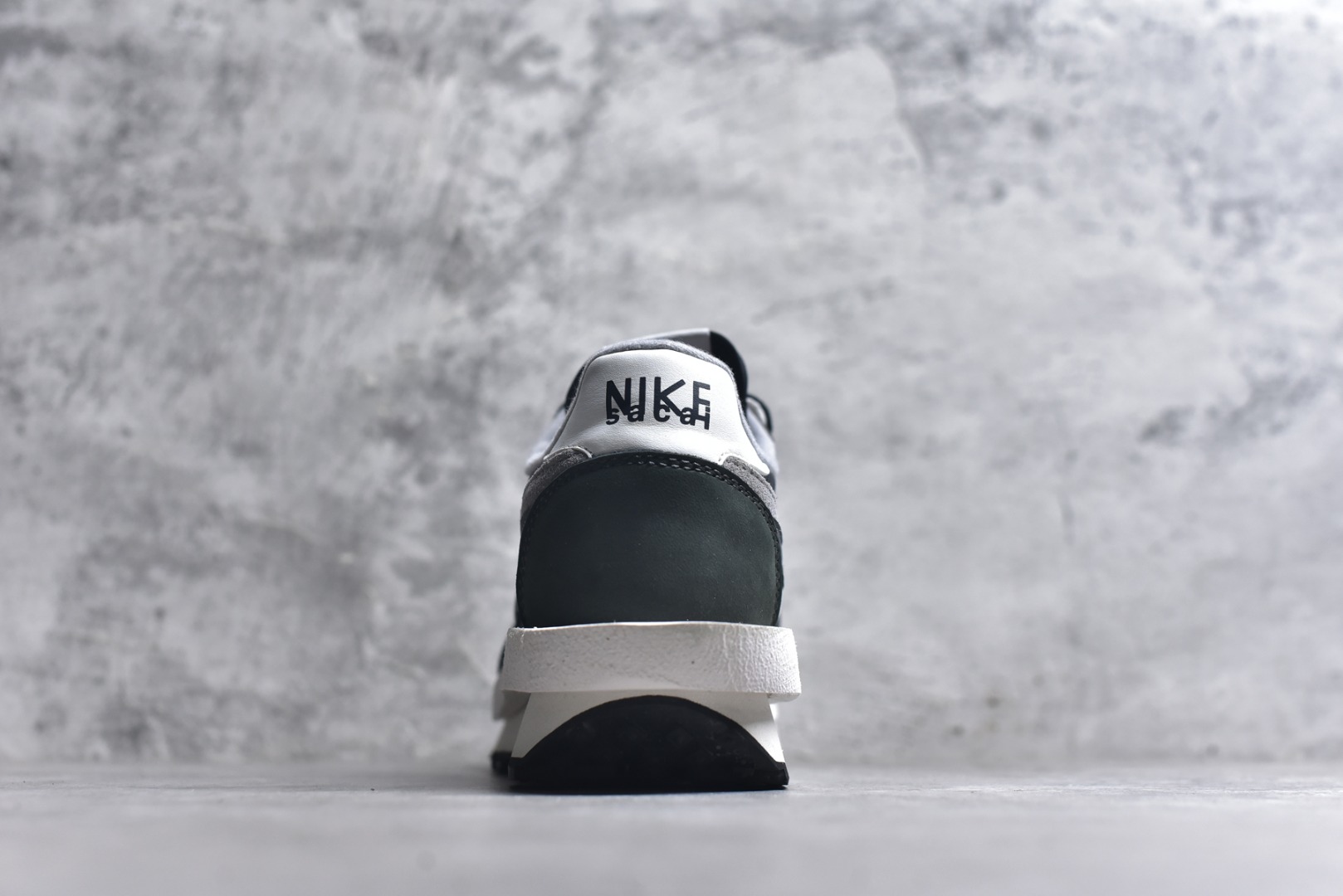 图片[5]-#Sacai x VaporWaffle 华夫三代3.0 走秀重磅联名 CV1363/DD1875/ #正确版本 独家原鞋开发 #原模数据大底 独家五层分离组合底 #原厂长绒皮料 质感十足 注意区分 #鞋款由Pegasus与VaporFly两款鞋型的设计元素共同构建，鞋身材质由翻毛皮和透气网布共同打造。熟悉的解构手法、重叠Swoosh、双重鞋舌、鞋带以及后跟SACAI字体都悉数保留，#最大亮点在于，本次鞋底变本加厉，层数更多!简直和巴黎世家的TripleS有一拼，增高效果妥妥的 尺码：35.5-46-选品中心