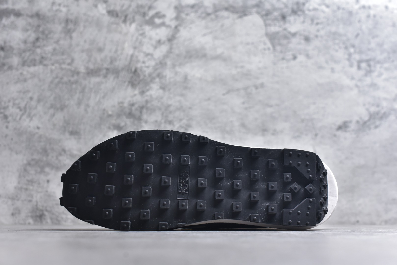 图片[6]-#Sacai x VaporWaffle 华夫三代3.0 走秀重磅联名 CV1363/DD1875/ #正确版本 独家原鞋开发 #原模数据大底 独家五层分离组合底 #原厂长绒皮料 质感十足 注意区分 #鞋款由Pegasus与VaporFly两款鞋型的设计元素共同构建，鞋身材质由翻毛皮和透气网布共同打造。熟悉的解构手法、重叠Swoosh、双重鞋舌、鞋带以及后跟SACAI字体都悉数保留，#最大亮点在于，本次鞋底变本加厉，层数更多!简直和巴黎世家的TripleS有一拼，增高效果妥妥的 尺码：35.5-46-选品中心