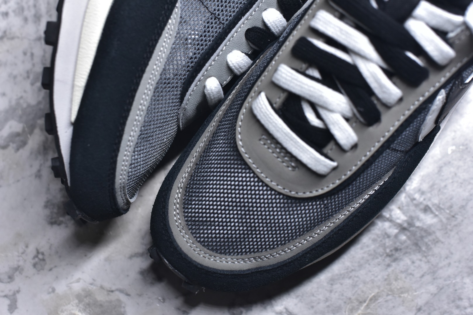 图片[8]-#Sacai x VaporWaffle 华夫三代3.0 走秀重磅联名 CV1363/DD1875/ #正确版本 独家原鞋开发 #原模数据大底 独家五层分离组合底 #原厂长绒皮料 质感十足 注意区分 #鞋款由Pegasus与VaporFly两款鞋型的设计元素共同构建，鞋身材质由翻毛皮和透气网布共同打造。熟悉的解构手法、重叠Swoosh、双重鞋舌、鞋带以及后跟SACAI字体都悉数保留，#最大亮点在于，本次鞋底变本加厉，层数更多!简直和巴黎世家的TripleS有一拼，增高效果妥妥的 尺码：35.5-46-选品中心