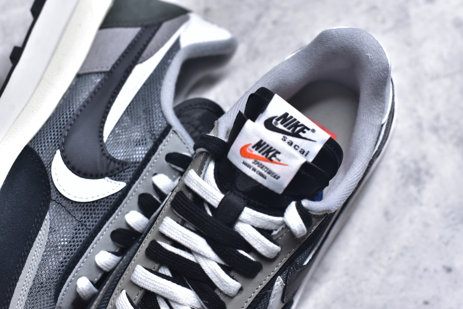 图片[9]-#Sacai x VaporWaffle 华夫三代3.0 走秀重磅联名 CV1363/DD1875/ #正确版本 独家原鞋开发 #原模数据大底 独家五层分离组合底 #原厂长绒皮料 质感十足 注意区分 #鞋款由Pegasus与VaporFly两款鞋型的设计元素共同构建，鞋身材质由翻毛皮和透气网布共同打造。熟悉的解构手法、重叠Swoosh、双重鞋舌、鞋带以及后跟SACAI字体都悉数保留，#最大亮点在于，本次鞋底变本加厉，层数更多!简直和巴黎世家的TripleS有一拼，增高效果妥妥的 尺码：35.5-46-选品中心