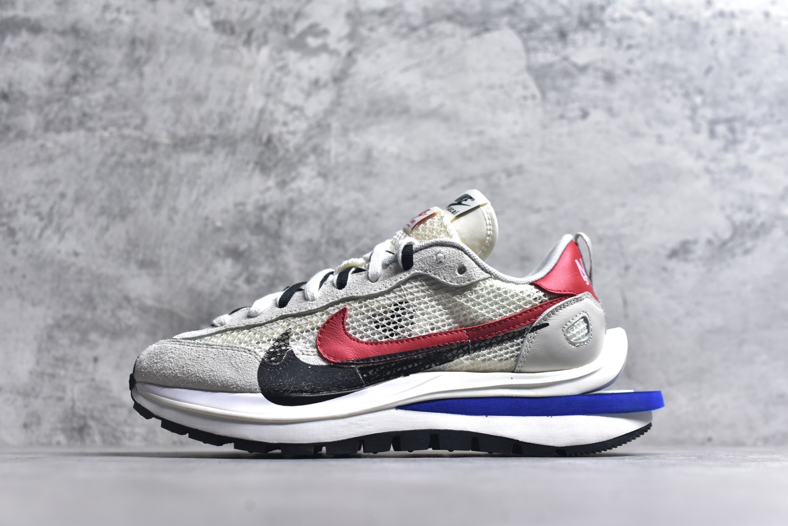 #Sacai x VaporWaffle 华夫三代3.0 走秀重磅联名 CV1363/DD1875/ #正确版本 独家原鞋开发 #原模数据大底 独家五层分离组合底 #原厂长绒皮料 质感十足 注意区分 #鞋款由Pegasus与VaporFly两款鞋型的设计元素共同构建，鞋身材质由翻毛皮和透气网布共同打造。熟悉的解构手法、重叠Swoosh、双重鞋舌、鞋带以及后跟SACAI字体都悉数保留，#最大亮点在于，本次鞋底变本加厉，层数更多!简直和巴黎世家的TripleS有一拼，增高效果妥妥的 尺码：35.5-46-选品中心