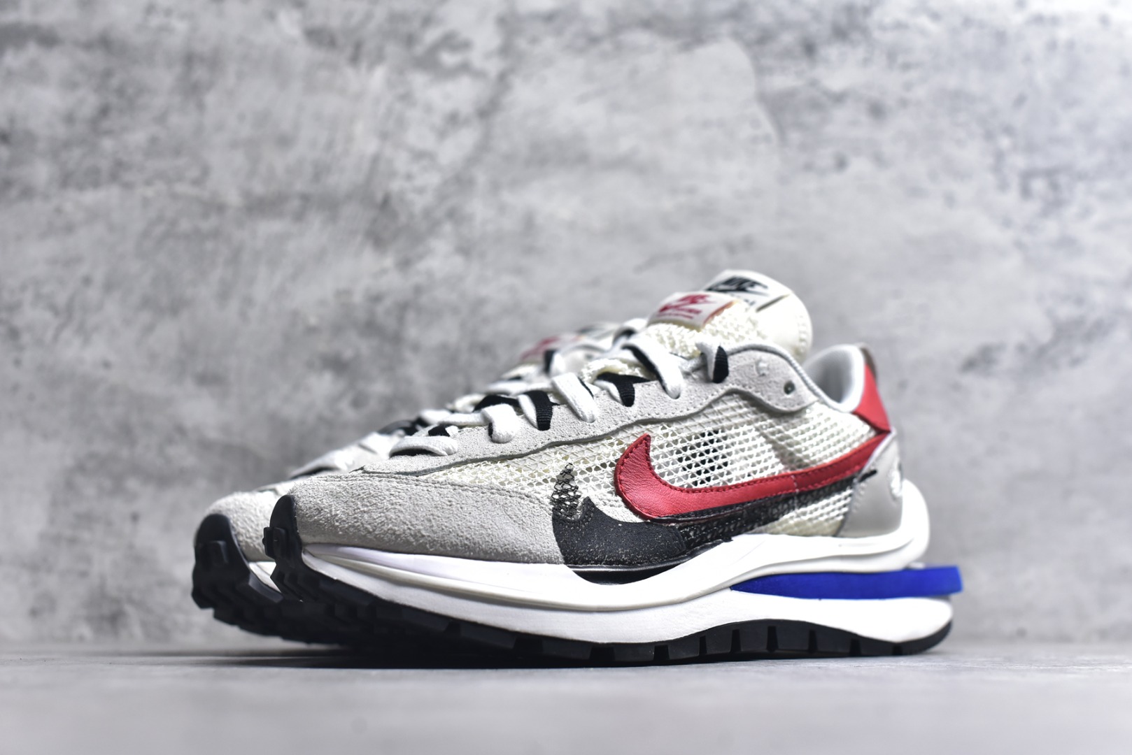 图片[2]-#Sacai x VaporWaffle 华夫三代3.0 走秀重磅联名 CV1363/DD1875/ #正确版本 独家原鞋开发 #原模数据大底 独家五层分离组合底 #原厂长绒皮料 质感十足 注意区分 #鞋款由Pegasus与VaporFly两款鞋型的设计元素共同构建，鞋身材质由翻毛皮和透气网布共同打造。熟悉的解构手法、重叠Swoosh、双重鞋舌、鞋带以及后跟SACAI字体都悉数保留，#最大亮点在于，本次鞋底变本加厉，层数更多!简直和巴黎世家的TripleS有一拼，增高效果妥妥的 尺码：35.5-46-选品中心