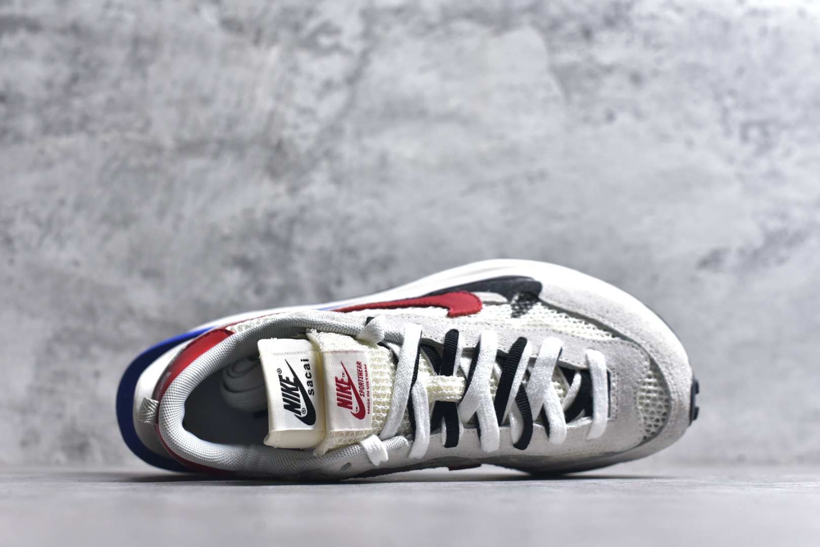 图片[4]-#Sacai x VaporWaffle 华夫三代3.0 走秀重磅联名 CV1363/DD1875/ #正确版本 独家原鞋开发 #原模数据大底 独家五层分离组合底 #原厂长绒皮料 质感十足 注意区分 #鞋款由Pegasus与VaporFly两款鞋型的设计元素共同构建，鞋身材质由翻毛皮和透气网布共同打造。熟悉的解构手法、重叠Swoosh、双重鞋舌、鞋带以及后跟SACAI字体都悉数保留，#最大亮点在于，本次鞋底变本加厉，层数更多!简直和巴黎世家的TripleS有一拼，增高效果妥妥的 尺码：35.5-46-选品中心