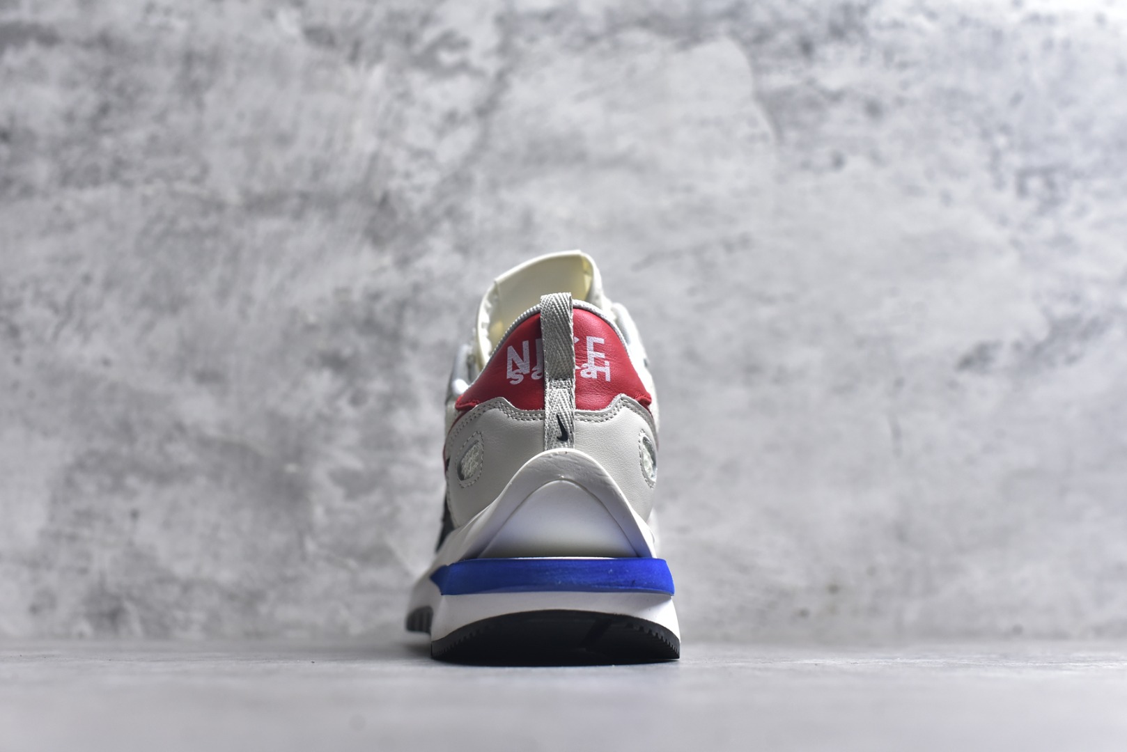 图片[5]-#Sacai x VaporWaffle 华夫三代3.0 走秀重磅联名 CV1363/DD1875/ #正确版本 独家原鞋开发 #原模数据大底 独家五层分离组合底 #原厂长绒皮料 质感十足 注意区分 #鞋款由Pegasus与VaporFly两款鞋型的设计元素共同构建，鞋身材质由翻毛皮和透气网布共同打造。熟悉的解构手法、重叠Swoosh、双重鞋舌、鞋带以及后跟SACAI字体都悉数保留，#最大亮点在于，本次鞋底变本加厉，层数更多!简直和巴黎世家的TripleS有一拼，增高效果妥妥的 尺码：35.5-46-选品中心