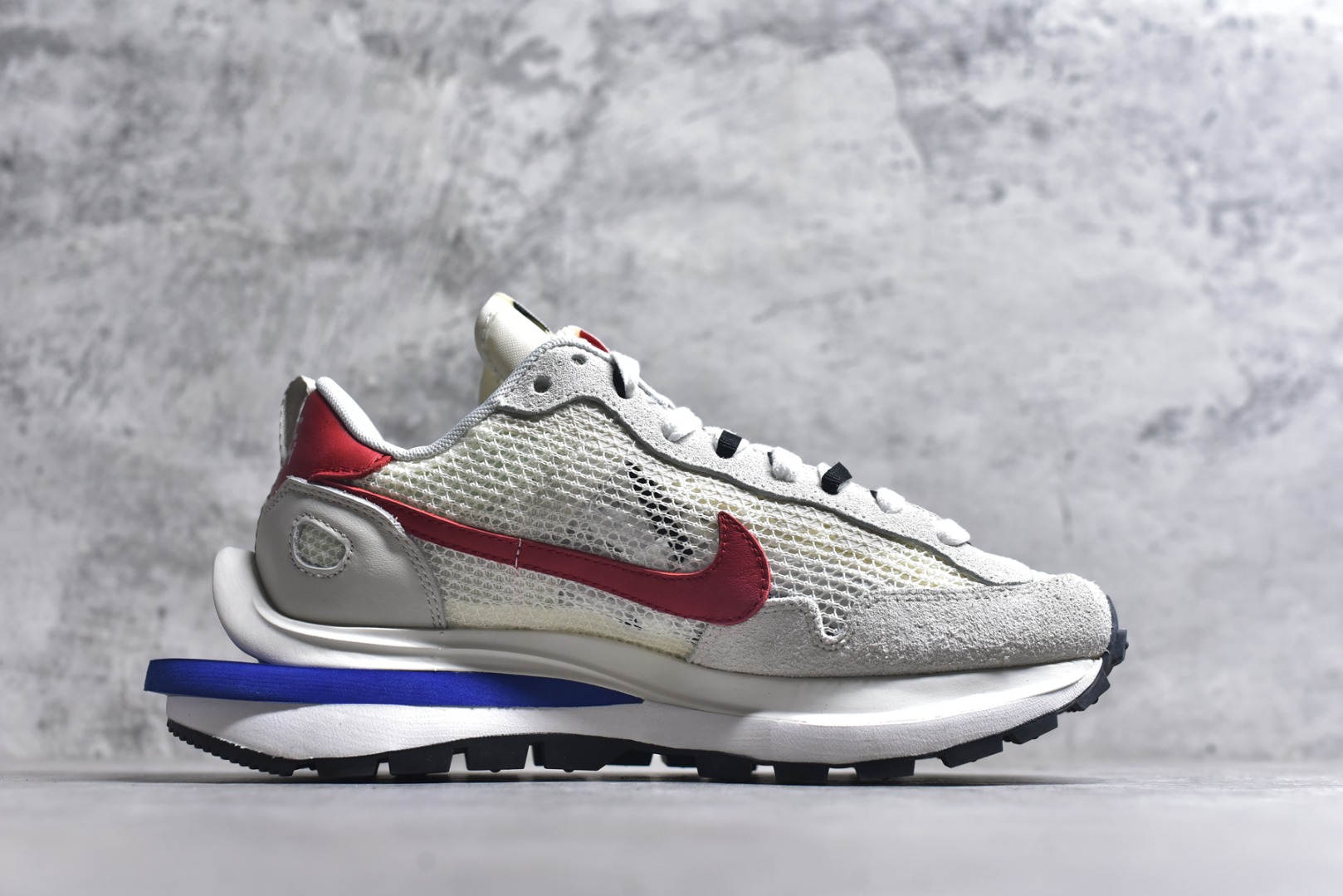 图片[3]-#Sacai x VaporWaffle 华夫三代3.0 走秀重磅联名 CV1363/DD1875/ #正确版本 独家原鞋开发 #原模数据大底 独家五层分离组合底 #原厂长绒皮料 质感十足 注意区分 #鞋款由Pegasus与VaporFly两款鞋型的设计元素共同构建，鞋身材质由翻毛皮和透气网布共同打造。熟悉的解构手法、重叠Swoosh、双重鞋舌、鞋带以及后跟SACAI字体都悉数保留，#最大亮点在于，本次鞋底变本加厉，层数更多!简直和巴黎世家的TripleS有一拼，增高效果妥妥的 尺码：35.5-46-选品中心