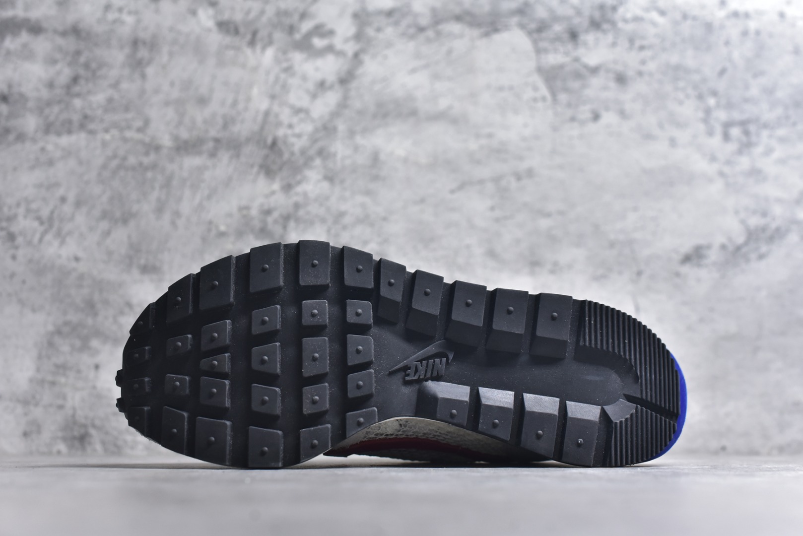 图片[6]-#Sacai x VaporWaffle 华夫三代3.0 走秀重磅联名 CV1363/DD1875/ #正确版本 独家原鞋开发 #原模数据大底 独家五层分离组合底 #原厂长绒皮料 质感十足 注意区分 #鞋款由Pegasus与VaporFly两款鞋型的设计元素共同构建，鞋身材质由翻毛皮和透气网布共同打造。熟悉的解构手法、重叠Swoosh、双重鞋舌、鞋带以及后跟SACAI字体都悉数保留，#最大亮点在于，本次鞋底变本加厉，层数更多!简直和巴黎世家的TripleS有一拼，增高效果妥妥的 尺码：35.5-46-选品中心