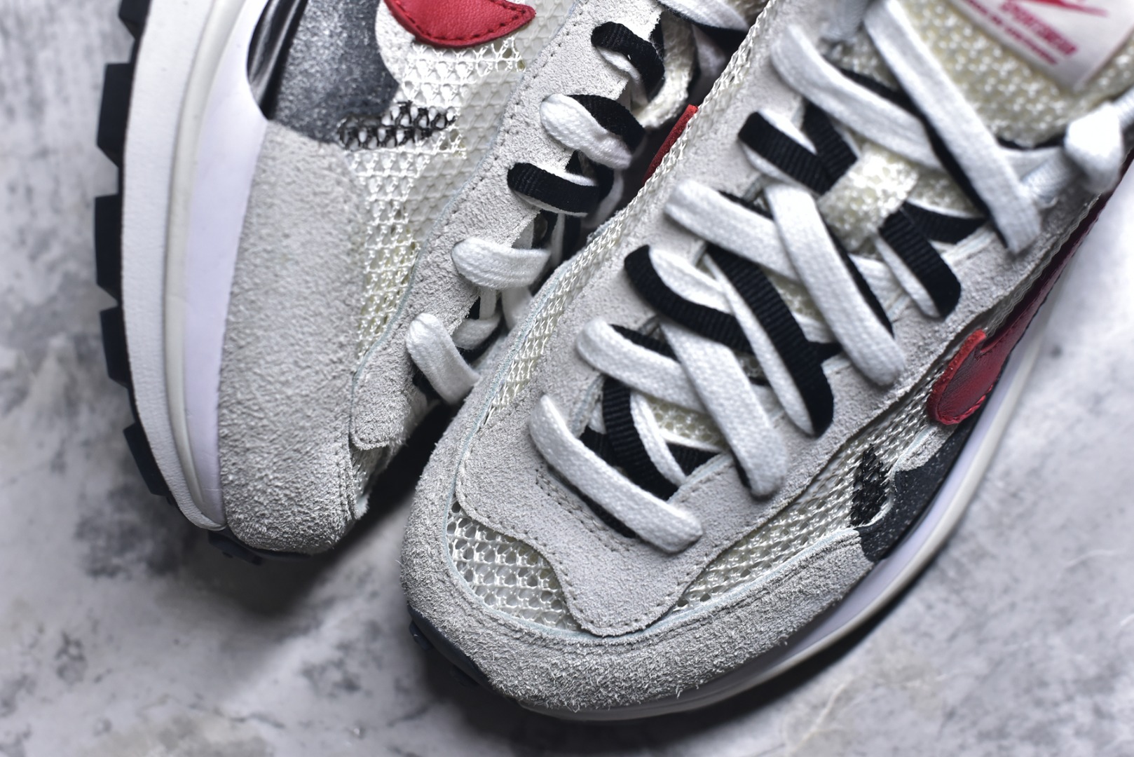 图片[8]-#Sacai x VaporWaffle 华夫三代3.0 走秀重磅联名 CV1363/DD1875/ #正确版本 独家原鞋开发 #原模数据大底 独家五层分离组合底 #原厂长绒皮料 质感十足 注意区分 #鞋款由Pegasus与VaporFly两款鞋型的设计元素共同构建，鞋身材质由翻毛皮和透气网布共同打造。熟悉的解构手法、重叠Swoosh、双重鞋舌、鞋带以及后跟SACAI字体都悉数保留，#最大亮点在于，本次鞋底变本加厉，层数更多!简直和巴黎世家的TripleS有一拼，增高效果妥妥的 尺码：35.5-46-选品中心