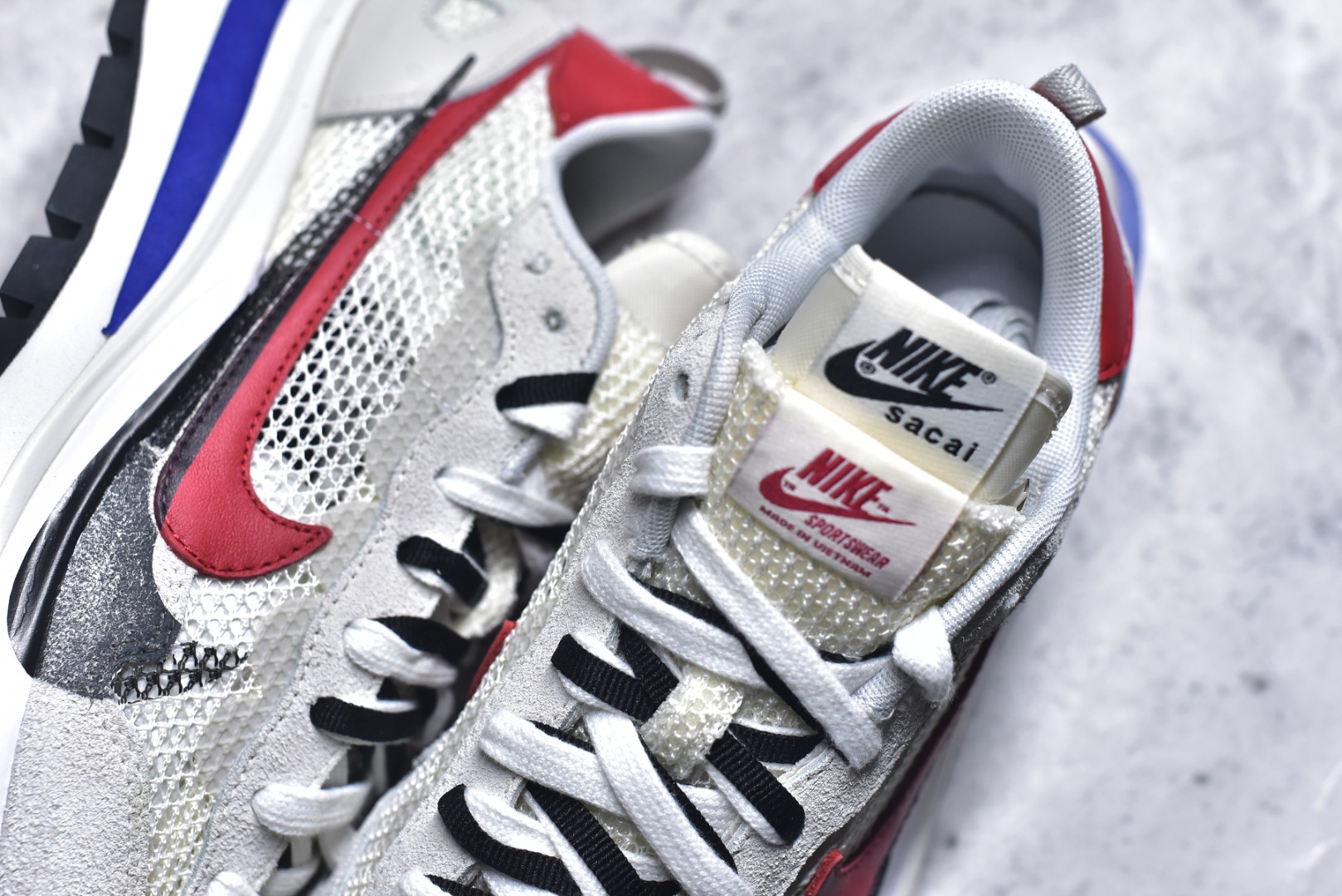 图片[9]-#Sacai x VaporWaffle 华夫三代3.0 走秀重磅联名 CV1363/DD1875/ #正确版本 独家原鞋开发 #原模数据大底 独家五层分离组合底 #原厂长绒皮料 质感十足 注意区分 #鞋款由Pegasus与VaporFly两款鞋型的设计元素共同构建，鞋身材质由翻毛皮和透气网布共同打造。熟悉的解构手法、重叠Swoosh、双重鞋舌、鞋带以及后跟SACAI字体都悉数保留，#最大亮点在于，本次鞋底变本加厉，层数更多!简直和巴黎世家的TripleS有一拼，增高效果妥妥的 尺码：35.5-46-选品中心