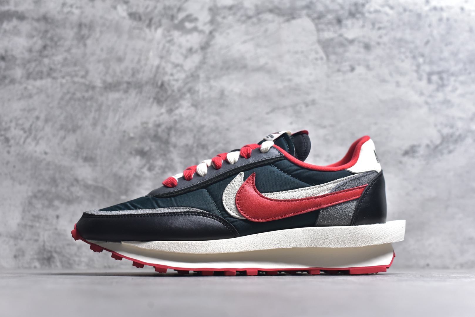 #Sacai x VaporWaffle 华夫三代3.0 走秀重磅联名 CV1363/DD1875/ #正确版本 独家原鞋开发 #原模数据大底 独家五层分离组合底 #原厂长绒皮料 质感十足 注意区分 #鞋款由Pegasus与VaporFly两款鞋型的设计元素共同构建，鞋身材质由翻毛皮和透气网布共同打造。熟悉的解构手法、重叠Swoosh、双重鞋舌、鞋带以及后跟SACAI字体都悉数保留，#最大亮点在于，本次鞋底变本加厉，层数更多!简直和巴黎世家的TripleS有一拼，增高效果妥妥的 尺码：35.5-46-选品中心