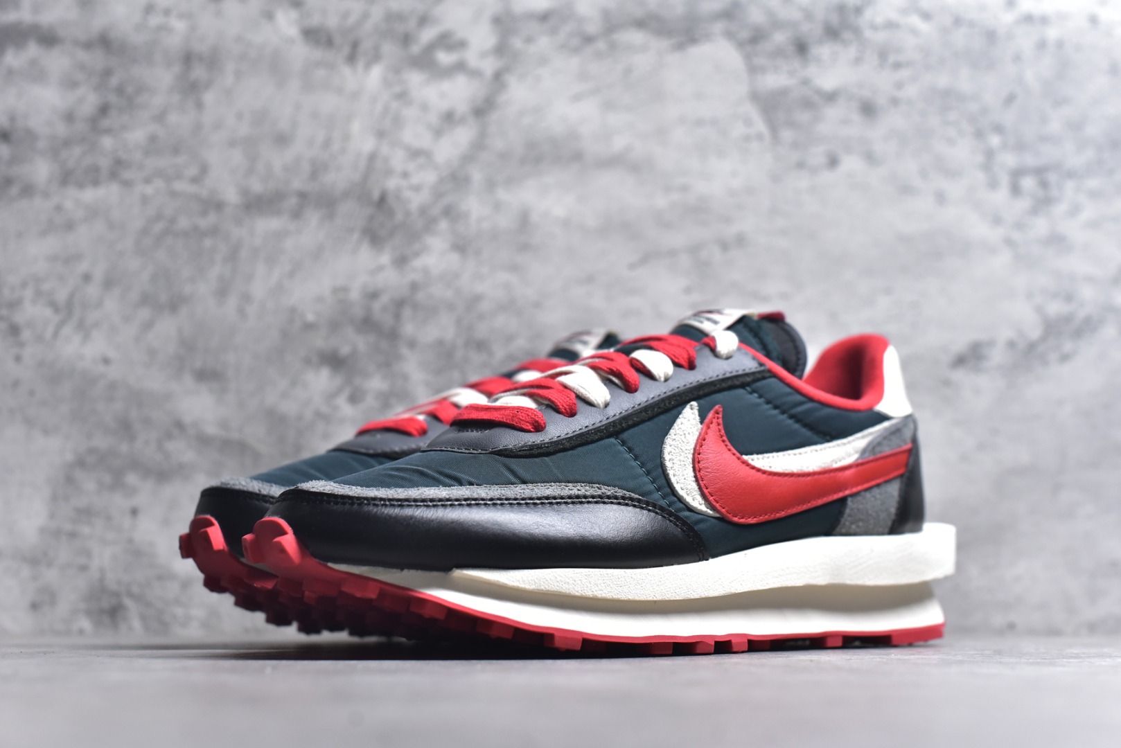 图片[2]-#Sacai x VaporWaffle 华夫三代3.0 走秀重磅联名 CV1363/DD1875/ #正确版本 独家原鞋开发 #原模数据大底 独家五层分离组合底 #原厂长绒皮料 质感十足 注意区分 #鞋款由Pegasus与VaporFly两款鞋型的设计元素共同构建，鞋身材质由翻毛皮和透气网布共同打造。熟悉的解构手法、重叠Swoosh、双重鞋舌、鞋带以及后跟SACAI字体都悉数保留，#最大亮点在于，本次鞋底变本加厉，层数更多!简直和巴黎世家的TripleS有一拼，增高效果妥妥的 尺码：35.5-46-选品中心