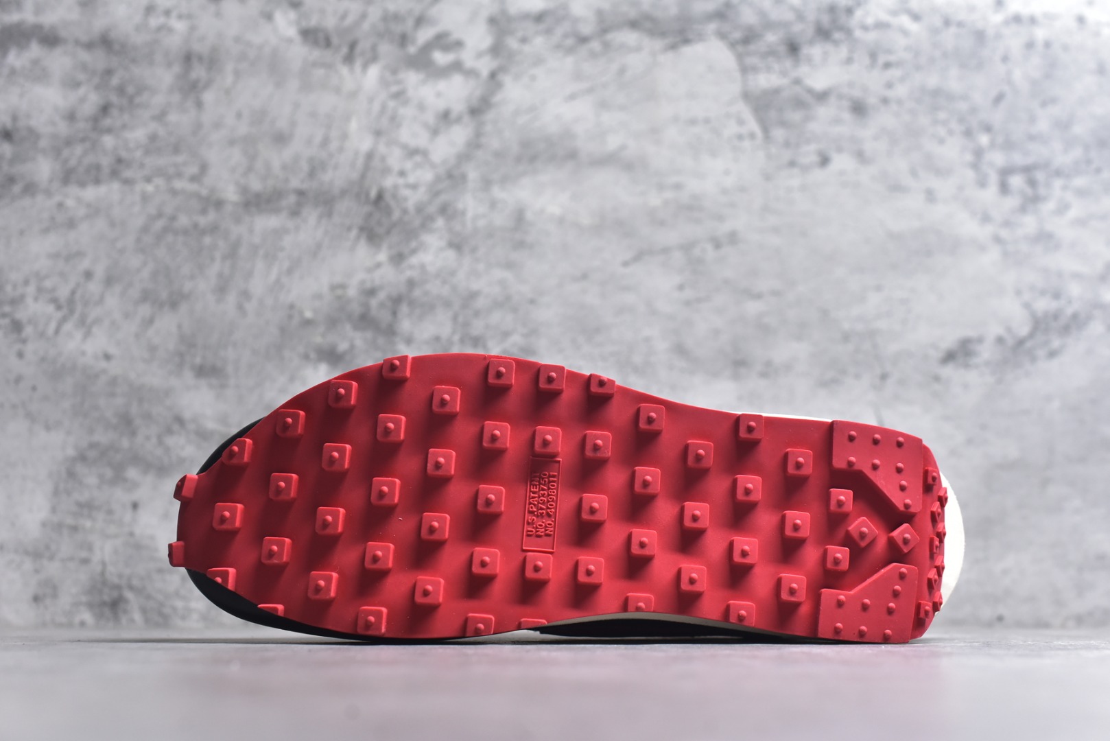 图片[6]-#Sacai x VaporWaffle 华夫三代3.0 走秀重磅联名 CV1363/DD1875/ #正确版本 独家原鞋开发 #原模数据大底 独家五层分离组合底 #原厂长绒皮料 质感十足 注意区分 #鞋款由Pegasus与VaporFly两款鞋型的设计元素共同构建，鞋身材质由翻毛皮和透气网布共同打造。熟悉的解构手法、重叠Swoosh、双重鞋舌、鞋带以及后跟SACAI字体都悉数保留，#最大亮点在于，本次鞋底变本加厉，层数更多!简直和巴黎世家的TripleS有一拼，增高效果妥妥的 尺码：35.5-46-选品中心