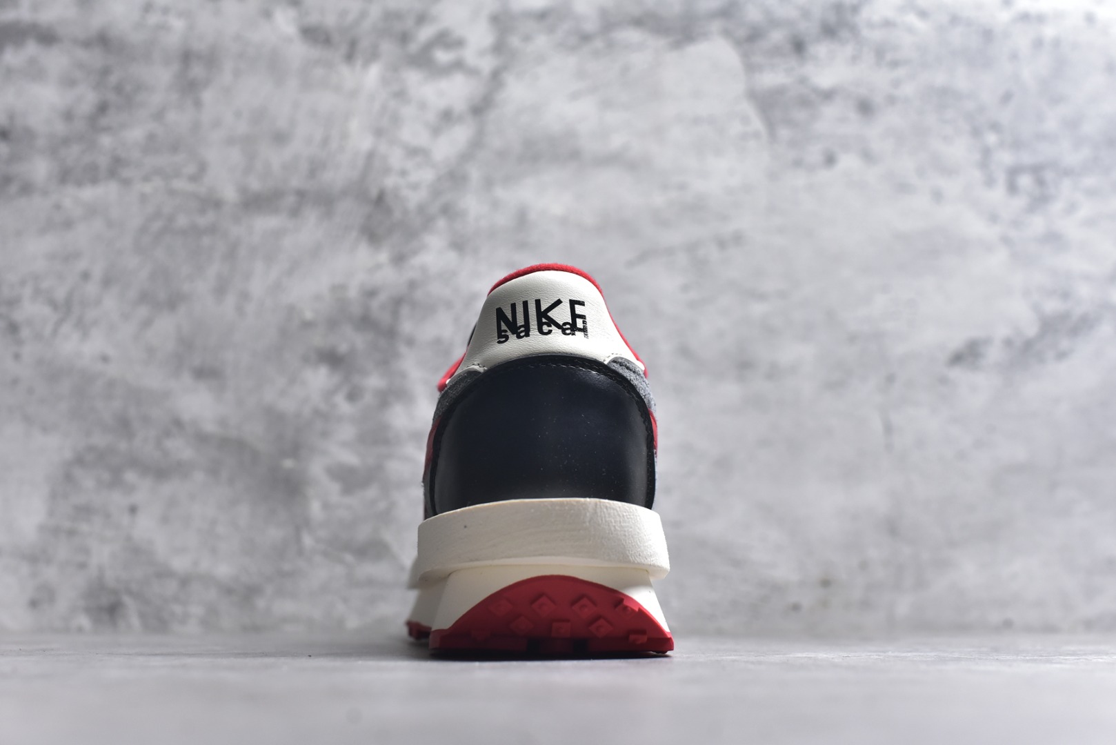 图片[5]-#Sacai x VaporWaffle 华夫三代3.0 走秀重磅联名 CV1363/DD1875/ #正确版本 独家原鞋开发 #原模数据大底 独家五层分离组合底 #原厂长绒皮料 质感十足 注意区分 #鞋款由Pegasus与VaporFly两款鞋型的设计元素共同构建，鞋身材质由翻毛皮和透气网布共同打造。熟悉的解构手法、重叠Swoosh、双重鞋舌、鞋带以及后跟SACAI字体都悉数保留，#最大亮点在于，本次鞋底变本加厉，层数更多!简直和巴黎世家的TripleS有一拼，增高效果妥妥的 尺码：35.5-46-选品中心