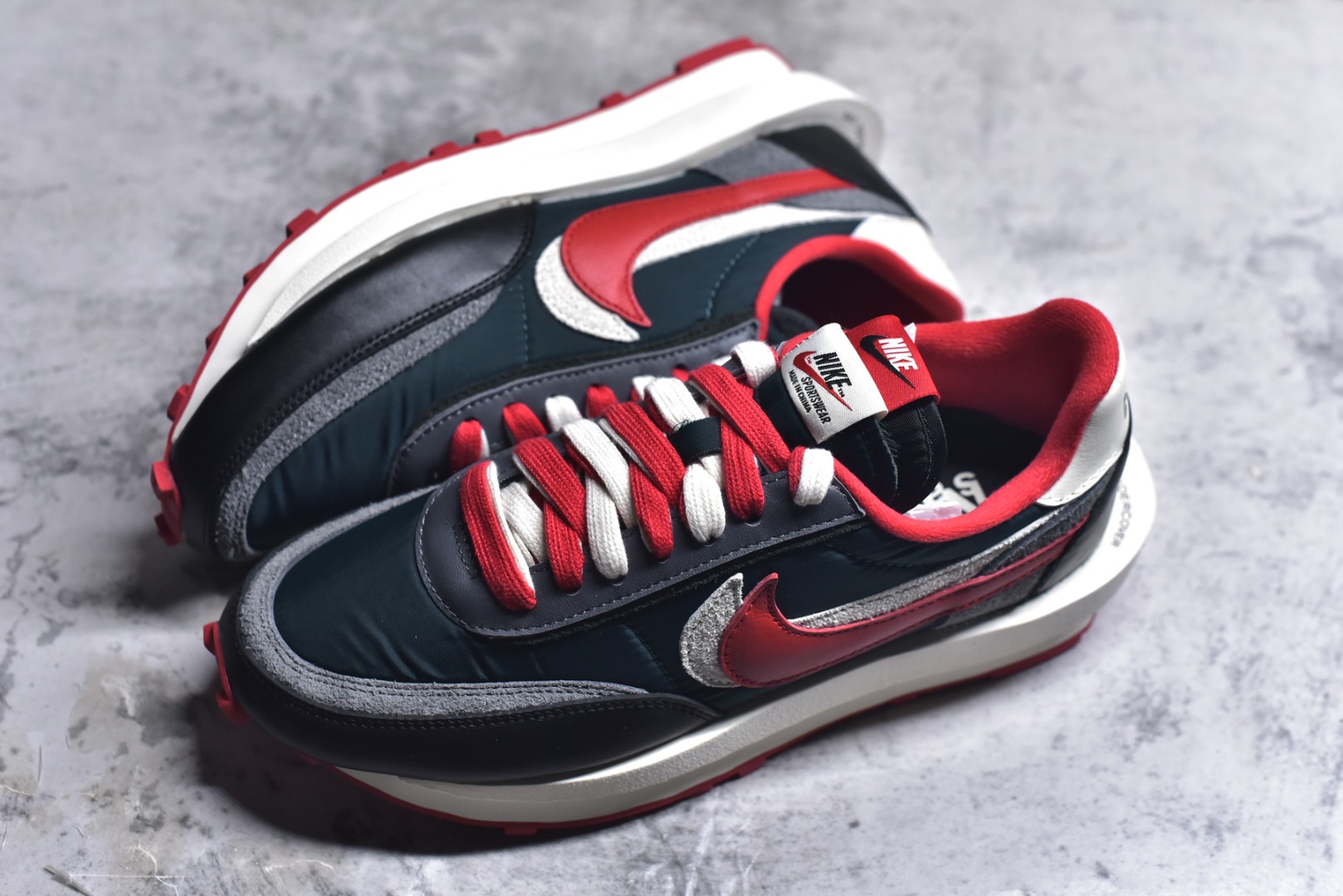 图片[7]-#Sacai x VaporWaffle 华夫三代3.0 走秀重磅联名 CV1363/DD1875/ #正确版本 独家原鞋开发 #原模数据大底 独家五层分离组合底 #原厂长绒皮料 质感十足 注意区分 #鞋款由Pegasus与VaporFly两款鞋型的设计元素共同构建，鞋身材质由翻毛皮和透气网布共同打造。熟悉的解构手法、重叠Swoosh、双重鞋舌、鞋带以及后跟SACAI字体都悉数保留，#最大亮点在于，本次鞋底变本加厉，层数更多!简直和巴黎世家的TripleS有一拼，增高效果妥妥的 尺码：35.5-46-选品中心