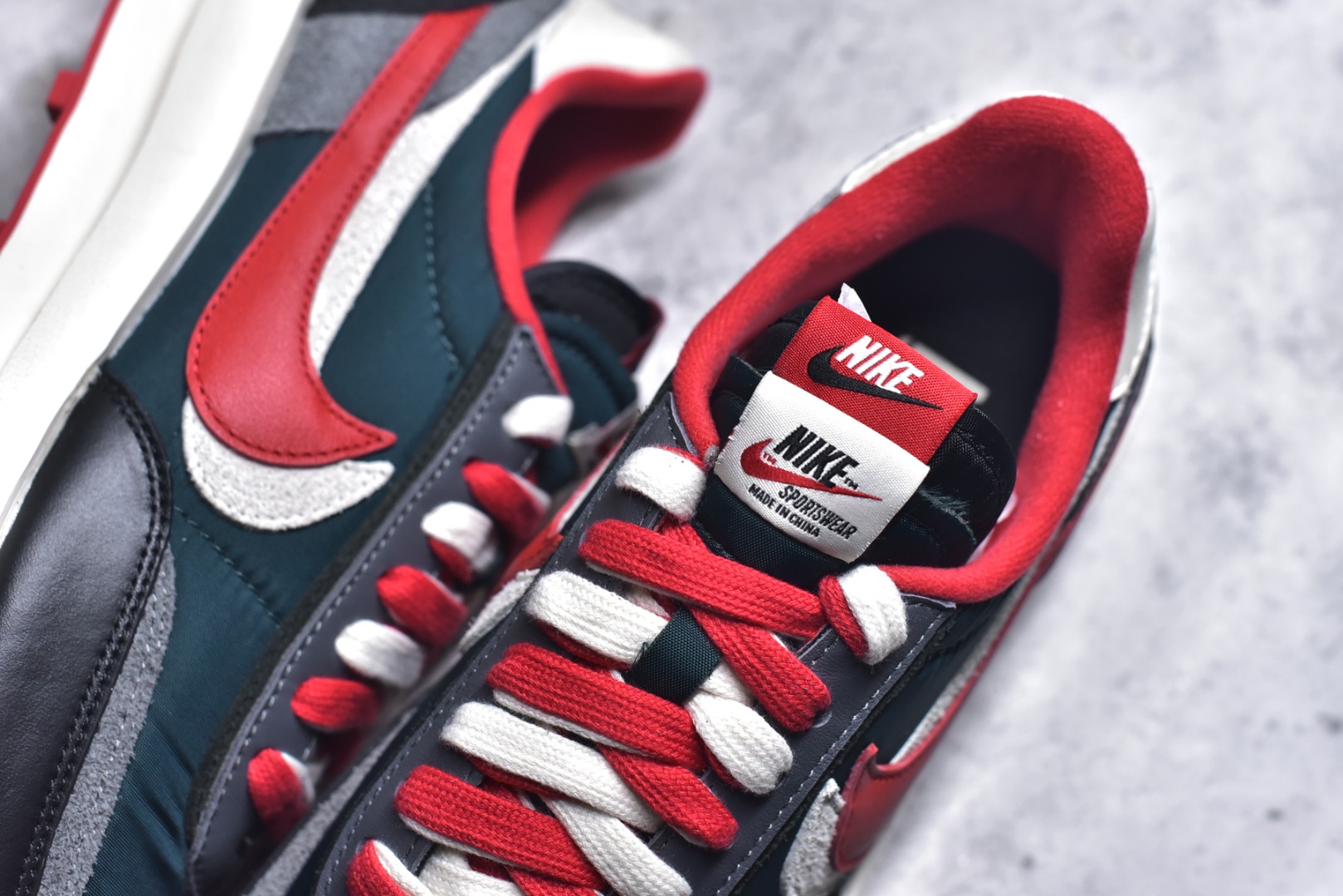 图片[9]-#Sacai x VaporWaffle 华夫三代3.0 走秀重磅联名 CV1363/DD1875/ #正确版本 独家原鞋开发 #原模数据大底 独家五层分离组合底 #原厂长绒皮料 质感十足 注意区分 #鞋款由Pegasus与VaporFly两款鞋型的设计元素共同构建，鞋身材质由翻毛皮和透气网布共同打造。熟悉的解构手法、重叠Swoosh、双重鞋舌、鞋带以及后跟SACAI字体都悉数保留，#最大亮点在于，本次鞋底变本加厉，层数更多!简直和巴黎世家的TripleS有一拼，增高效果妥妥的 尺码：35.5-46-选品中心