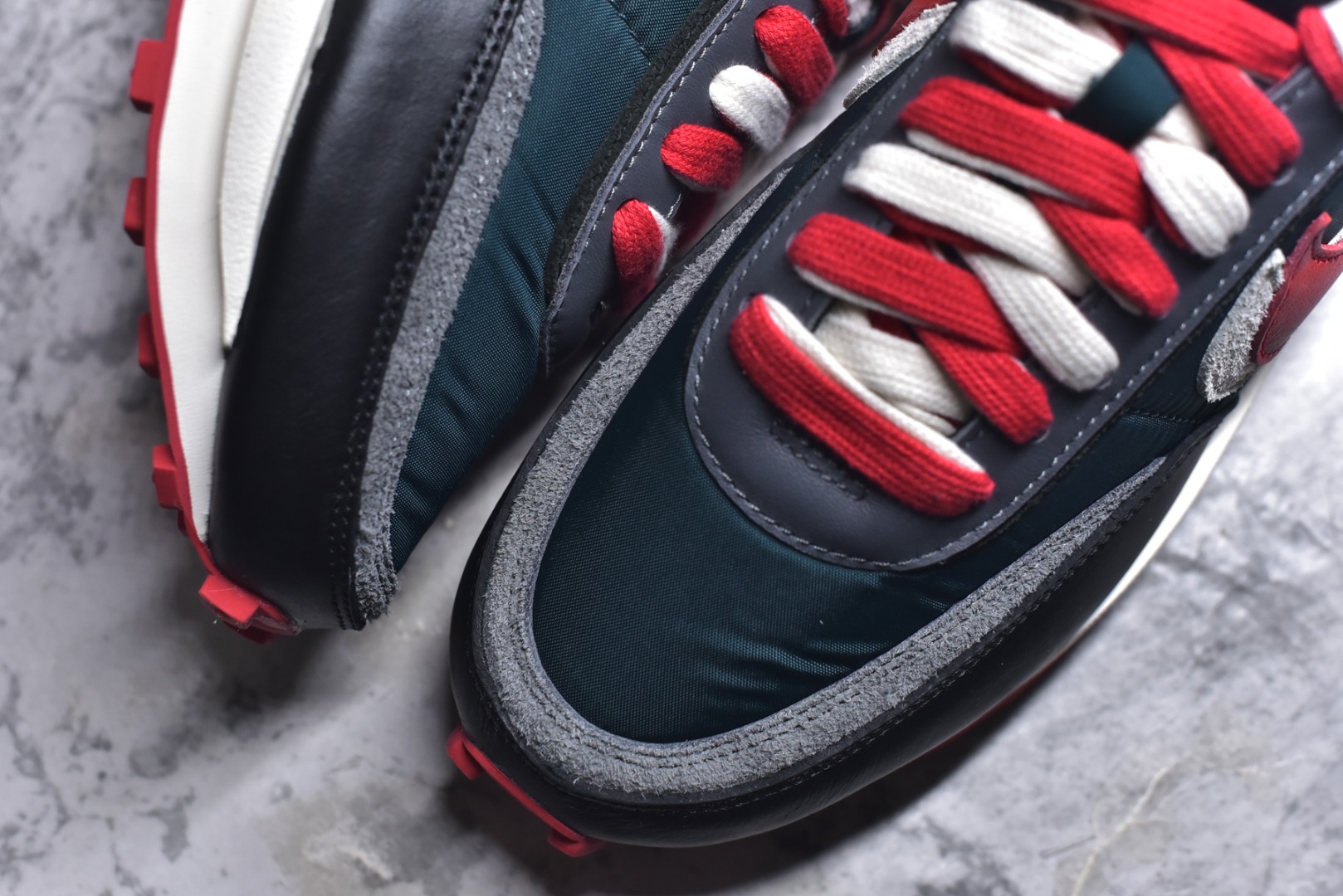 图片[8]-#Sacai x VaporWaffle 华夫三代3.0 走秀重磅联名 CV1363/DD1875/ #正确版本 独家原鞋开发 #原模数据大底 独家五层分离组合底 #原厂长绒皮料 质感十足 注意区分 #鞋款由Pegasus与VaporFly两款鞋型的设计元素共同构建，鞋身材质由翻毛皮和透气网布共同打造。熟悉的解构手法、重叠Swoosh、双重鞋舌、鞋带以及后跟SACAI字体都悉数保留，#最大亮点在于，本次鞋底变本加厉，层数更多!简直和巴黎世家的TripleS有一拼，增高效果妥妥的 尺码：35.5-46-选品中心