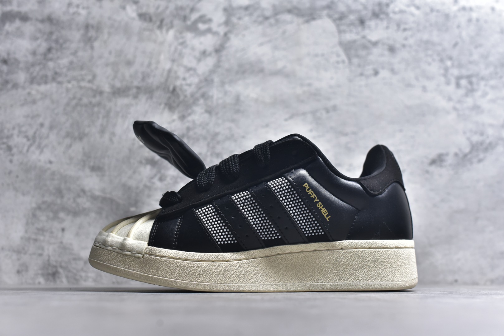 #AD Originals x GALI SUPERSTAR PUFFY SHELL 贝壳头联名时尚舒适低帮板鞋 KJ6976 男女同款 实拍调校N版已经零色差零失真 百分百还原实物色彩所见即所得 不存在货不对板色差等低级问题 选购参考实物拍摄 不混卖不参货 只用心做好货严格选品 承诺混一赔十 尺码：36 36.5 37.5 38 38.5 39 40 40.5 41 42 42.5 43 44 44.5 45-选品中心