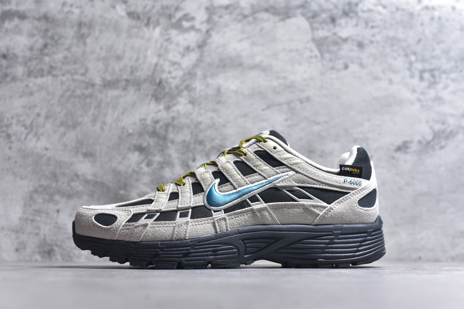 #NK P-6000 系列低帮复古老爹风休闲运动舒适慢跑鞋 IH0946-100 购入原鞋原装纸板楦头开发 独家私模四层组合大底 市场唯一正确版本 良心定价 新配色陆续出货 进口三文治网面 融合 Pegasus 过往运动鞋设计 助力 21 世纪早期跑步运动跃升时尚新高度 采用透气网眼布、运动风格线条和耐穿覆面 兼具吸睛外观和舒适感受 中底泡绵以田径赛道为灵感 打造厚实设计 缔造出众缓震性能 尺码：36 36.5 37.5 38 38.5 39 40 40.5 41 42 42.5 43 44 44.5 45-选品中心