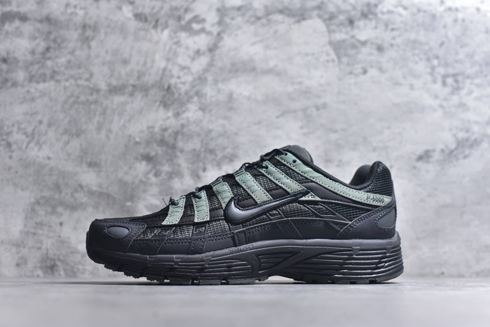 #NK P-6000 系列低帮复古老爹风休闲运动舒适慢跑鞋 IM5997-060 购入原鞋原装纸板楦头开发 独家私模四层组合大底 市场唯一正确版本 良心定价 新配色陆续出货 进口三文治网面 融合 Pegasus 过往运动鞋设计 助力 21 世纪早期跑步运动跃升时尚新高度 采用透气网眼布、运动风格线条和耐穿覆面 兼具吸睛外观和舒适感受 中底泡绵以田径赛道为灵感 打造厚实设计 缔造出众缓震性能 尺码：36 36.5 37.5 38 38.5 39 40 40.5 41 42 42.5 43 44 44.5 45-选品中心