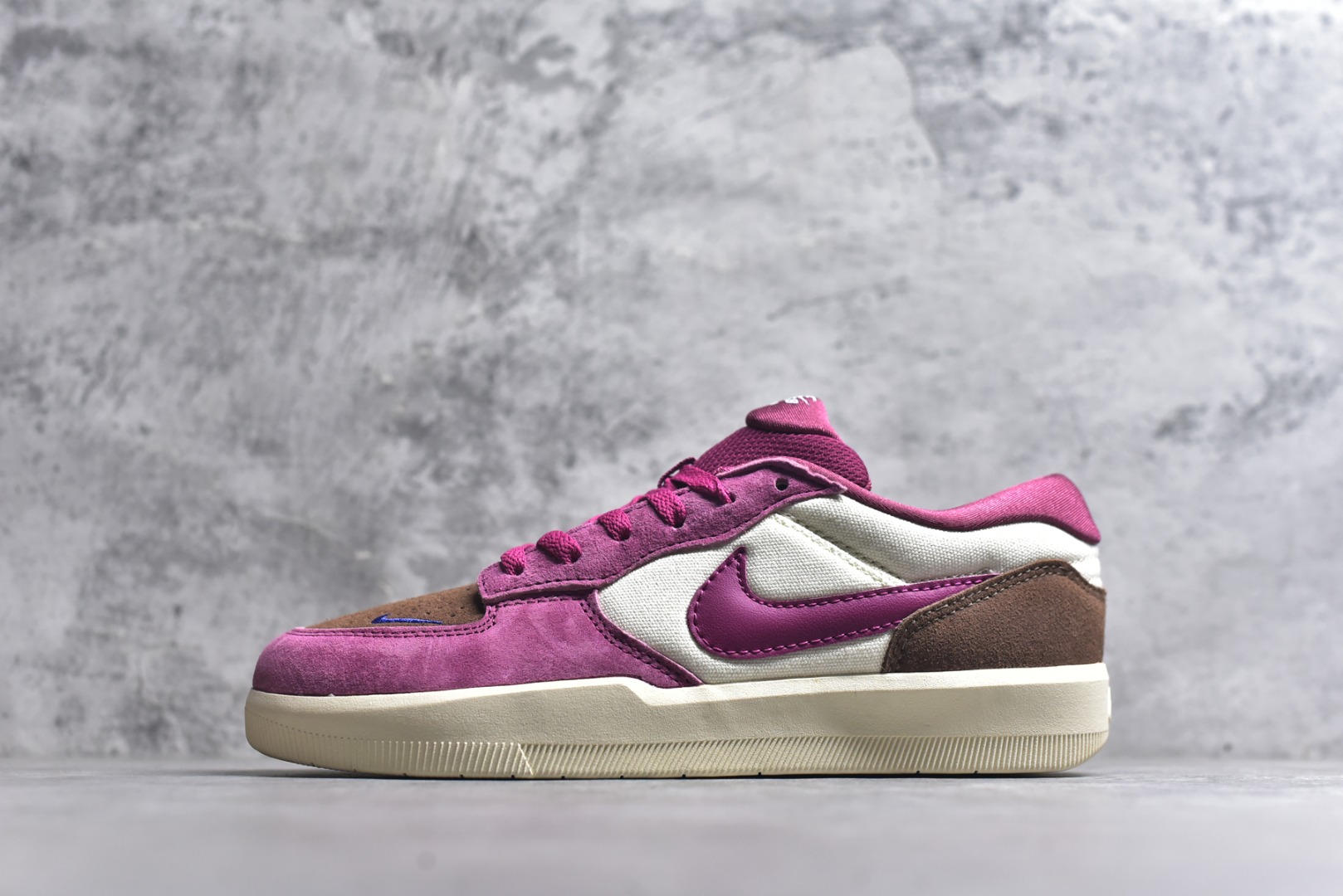 #NK SB Force 58 空军58系列低帮休闲运动滑板板鞋 DV5477-104 鞋面由帆布和麂皮拼接 层次感丰富 搭配硫化外底 耐磨耐穿 鞋舌及中底后跟处饰有SB Logo 表明鞋款身份 采用包边设计 经久耐穿 硫化结构则有效提升灵活性 穿上这款全新推出的创意力作 助你耀动街头 尺码：36 36.5 37.5 38 38.5 39 40 40.5 41 42 42.5 43 44 45-选品中心