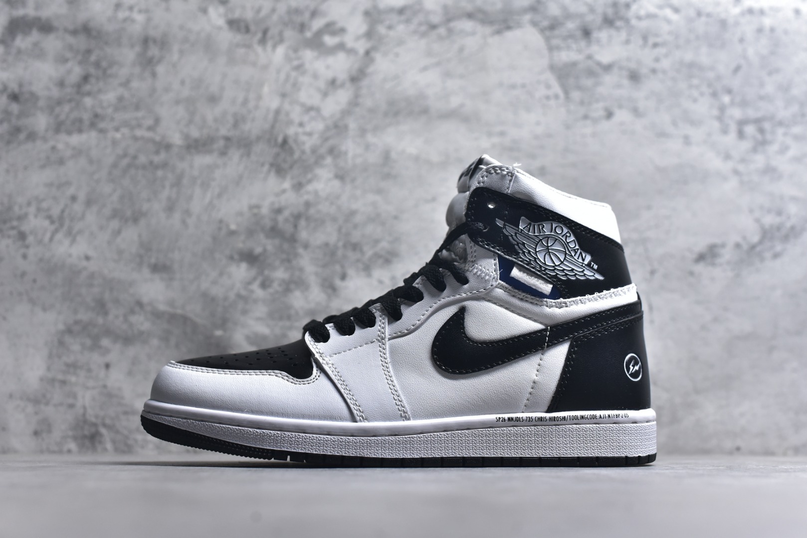 #Fragment Design x Union x Jordan Air Jordan 1 Retro High Og Nrg 三方联名款 牛皮 舒适 防滑 高帮 复古篮球鞋 男女同款 蓝白拼接 Air Jordan 1于1985年推出，是耐克第一双以乔丹名字命名的篮球鞋，正是这双鞋，开启了一个时代。Air Jordan 1外形的灵感来自于在当年风靡一时的AirForce 1，同时降低中底厚度，减轻重量，增加贴地感，并采用了后掌Air Sole气垫和最经典的飞翼Logo来自于当时的Nike创意总监Peter Moore。 货号：II7280-100 尺码：36 36.5 37.5 38 38.5 39 40 40.5 41 42 42.5 43 44 44.5 45-选品中心