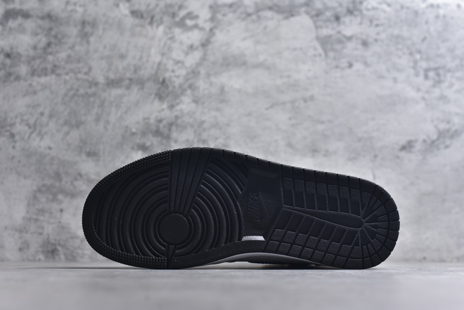 图片[6]-#Fragment Design x Union x Jordan Air Jordan 1 Retro High Og Nrg 三方联名款 牛皮 舒适 防滑 高帮 复古篮球鞋 男女同款 蓝白拼接 Air Jordan 1于1985年推出，是耐克第一双以乔丹名字命名的篮球鞋，正是这双鞋，开启了一个时代。Air Jordan 1外形的灵感来自于在当年风靡一时的AirForce 1，同时降低中底厚度，减轻重量，增加贴地感，并采用了后掌Air Sole气垫和最经典的飞翼Logo来自于当时的Nike创意总监Peter Moore。 货号：II7280-100 尺码：36 36.5 37.5 38 38.5 39 40 40.5 41 42 42.5 43 44 44.5 45-选品中心