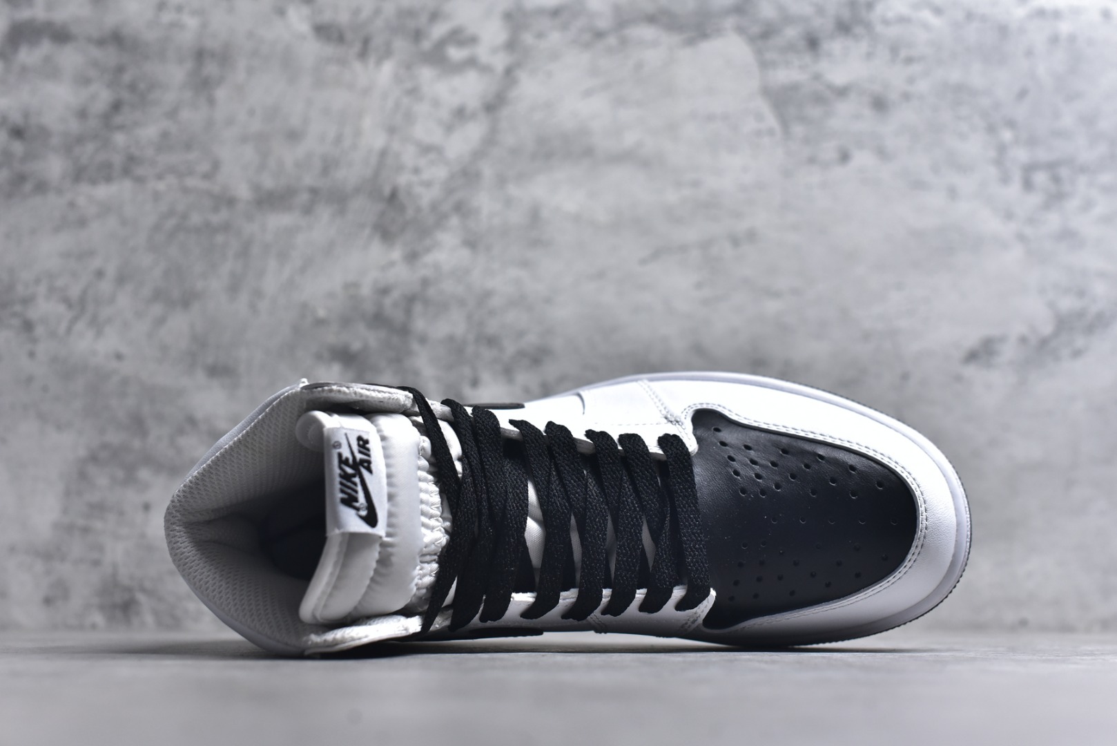 图片[4]-#Fragment Design x Union x Jordan Air Jordan 1 Retro High Og Nrg 三方联名款 牛皮 舒适 防滑 高帮 复古篮球鞋 男女同款 蓝白拼接 Air Jordan 1于1985年推出，是耐克第一双以乔丹名字命名的篮球鞋，正是这双鞋，开启了一个时代。Air Jordan 1外形的灵感来自于在当年风靡一时的AirForce 1，同时降低中底厚度，减轻重量，增加贴地感，并采用了后掌Air Sole气垫和最经典的飞翼Logo来自于当时的Nike创意总监Peter Moore。 货号：II7280-100 尺码：36 36.5 37.5 38 38.5 39 40 40.5 41 42 42.5 43 44 44.5 45-选品中心