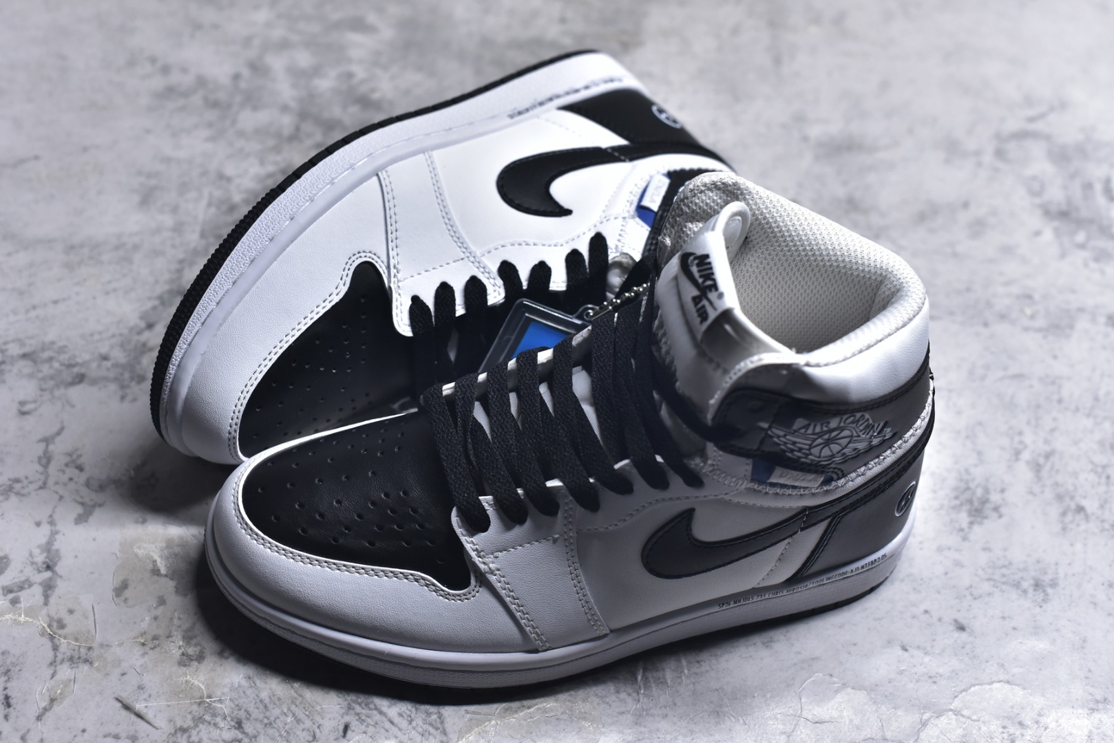图片[7]-#Fragment Design x Union x Jordan Air Jordan 1 Retro High Og Nrg 三方联名款 牛皮 舒适 防滑 高帮 复古篮球鞋 男女同款 蓝白拼接 Air Jordan 1于1985年推出，是耐克第一双以乔丹名字命名的篮球鞋，正是这双鞋，开启了一个时代。Air Jordan 1外形的灵感来自于在当年风靡一时的AirForce 1，同时降低中底厚度，减轻重量，增加贴地感，并采用了后掌Air Sole气垫和最经典的飞翼Logo来自于当时的Nike创意总监Peter Moore。 货号：II7280-100 尺码：36 36.5 37.5 38 38.5 39 40 40.5 41 42 42.5 43 44 44.5 45-选品中心