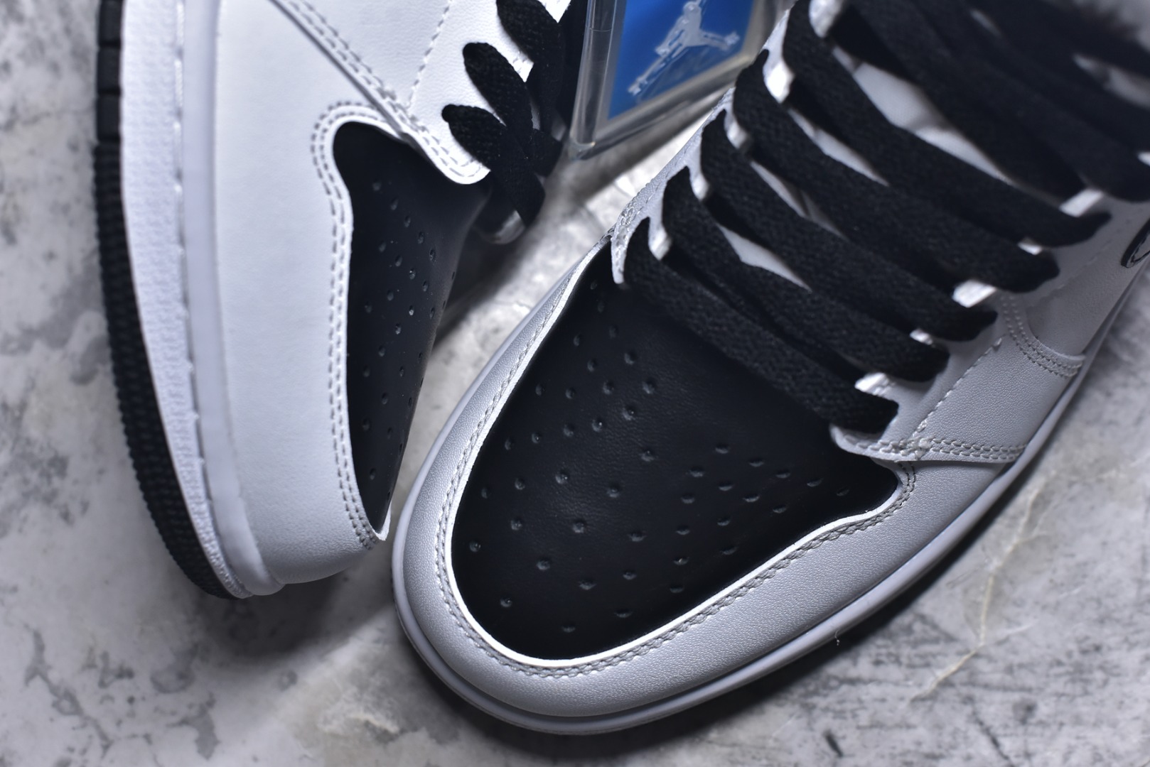 图片[8]-#Fragment Design x Union x Jordan Air Jordan 1 Retro High Og Nrg 三方联名款 牛皮 舒适 防滑 高帮 复古篮球鞋 男女同款 蓝白拼接 Air Jordan 1于1985年推出，是耐克第一双以乔丹名字命名的篮球鞋，正是这双鞋，开启了一个时代。Air Jordan 1外形的灵感来自于在当年风靡一时的AirForce 1，同时降低中底厚度，减轻重量，增加贴地感，并采用了后掌Air Sole气垫和最经典的飞翼Logo来自于当时的Nike创意总监Peter Moore。 货号：II7280-100 尺码：36 36.5 37.5 38 38.5 39 40 40.5 41 42 42.5 43 44 44.5 45-选品中心