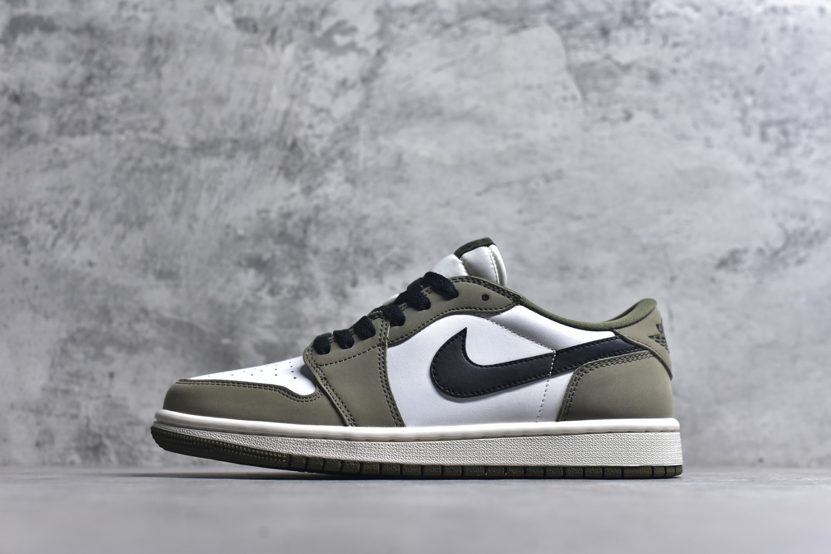 #Air Jordan AJ1 Low OG 低帮绿白黑 HQ6998-200 原材料头层皮料 国内一线头部知名大厂出品 高端外贸零售专供品质 版型细节完美 原鞋原楦头纸板开发 原厂防尘纸 极致一眼正品既视感 尺码：36-47.5-选品中心