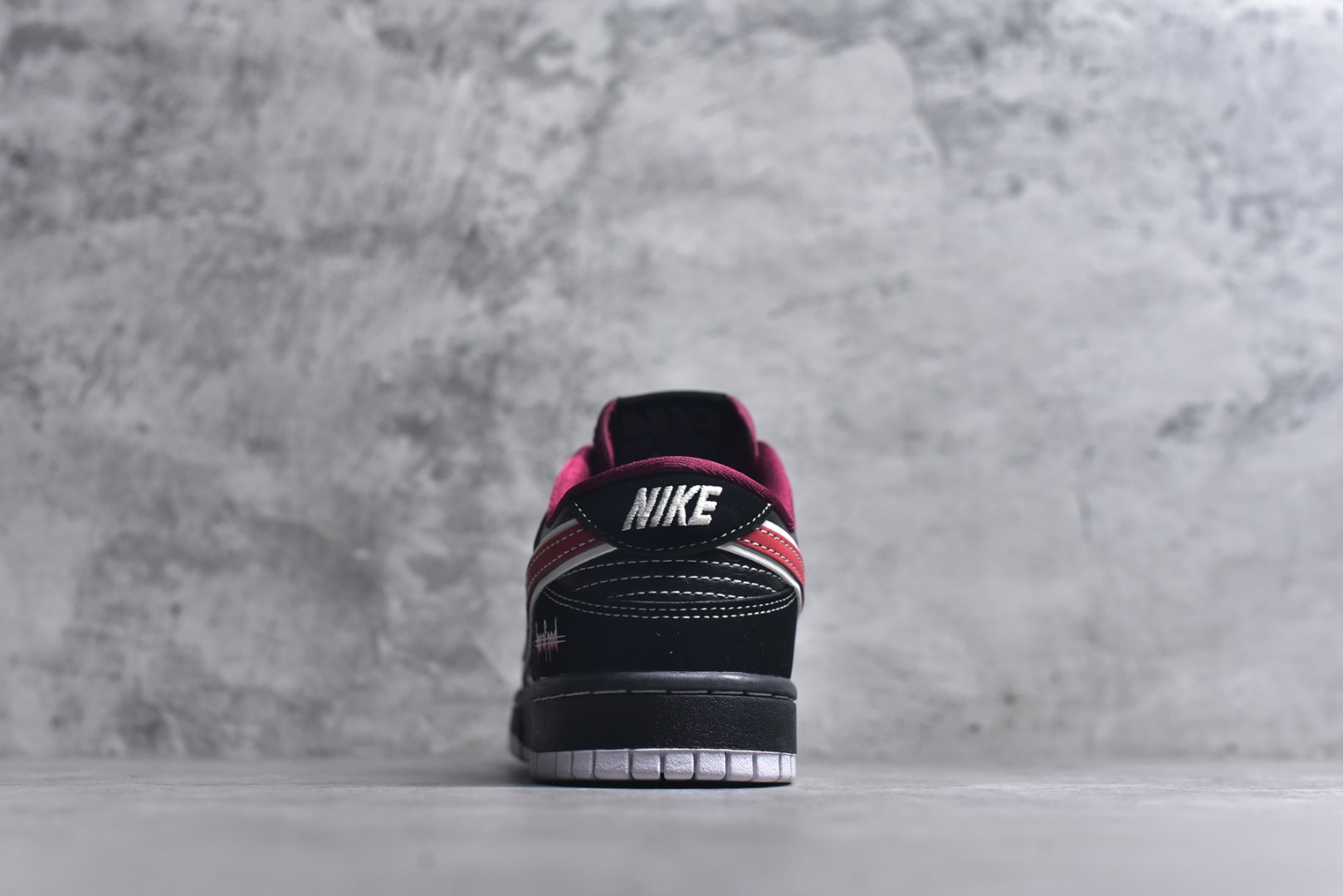 图片[5]-#海外爆款限量发售！Nike SB Dunk Low“字母黑红勾” 周年高端定制 低帮休闲板鞋 定制鞋盒 大厂纯原品质出货 超高清洁度 皮料切割干净无任何毛边 细节完美 货号：KK1333-051 尺码：36 36.5 37.5 38 38.5 39 40 40.5 41 42 42.5 43 44 44.5 45-选品中心