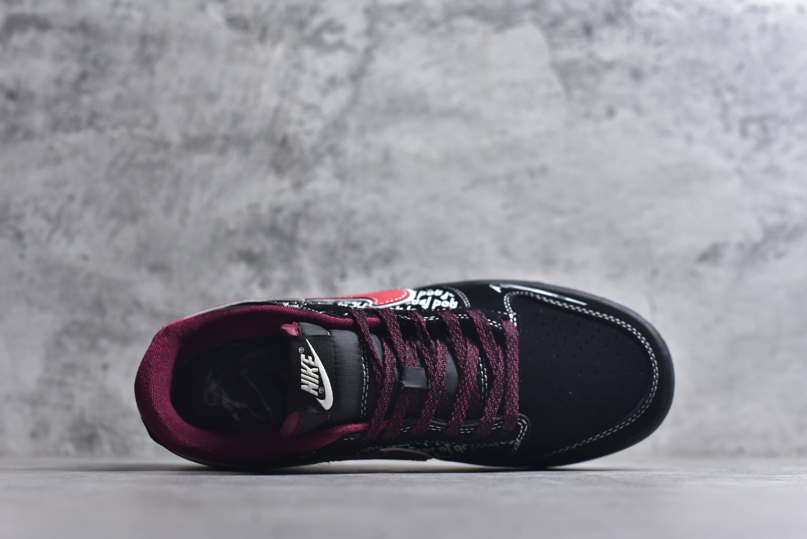 图片[4]-#海外爆款限量发售！Nike SB Dunk Low“字母黑红勾” 周年高端定制 低帮休闲板鞋 定制鞋盒 大厂纯原品质出货 超高清洁度 皮料切割干净无任何毛边 细节完美 货号：KK1333-051 尺码：36 36.5 37.5 38 38.5 39 40 40.5 41 42 42.5 43 44 44.5 45-选品中心