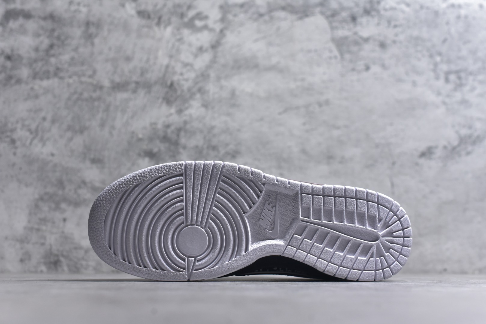 图片[6]-#海外爆款限量发售！Nike SB Dunk Low“字母黑红勾” 周年高端定制 低帮休闲板鞋 定制鞋盒 大厂纯原品质出货 超高清洁度 皮料切割干净无任何毛边 细节完美 货号：KK1333-051 尺码：36 36.5 37.5 38 38.5 39 40 40.5 41 42 42.5 43 44 44.5 45-选品中心