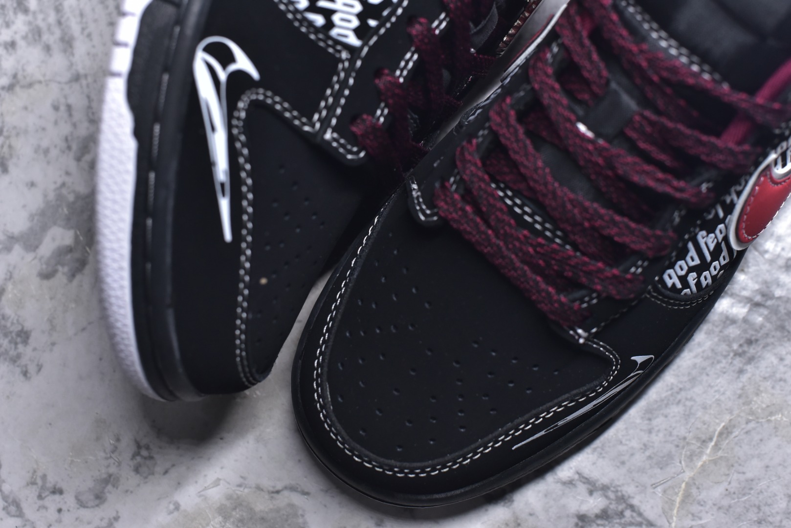 图片[8]-#海外爆款限量发售！Nike SB Dunk Low“字母黑红勾” 周年高端定制 低帮休闲板鞋 定制鞋盒 大厂纯原品质出货 超高清洁度 皮料切割干净无任何毛边 细节完美 货号：KK1333-051 尺码：36 36.5 37.5 38 38.5 39 40 40.5 41 42 42.5 43 44 44.5 45-选品中心