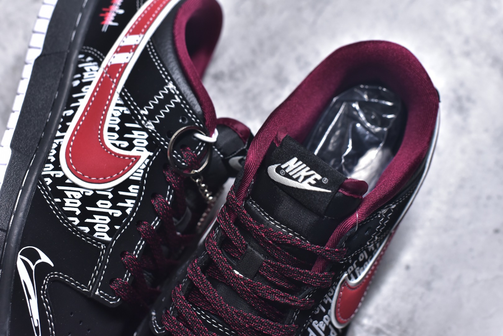 图片[9]-#海外爆款限量发售！Nike SB Dunk Low“字母黑红勾” 周年高端定制 低帮休闲板鞋 定制鞋盒 大厂纯原品质出货 超高清洁度 皮料切割干净无任何毛边 细节完美 货号：KK1333-051 尺码：36 36.5 37.5 38 38.5 39 40 40.5 41 42 42.5 43 44 44.5 45-选品中心