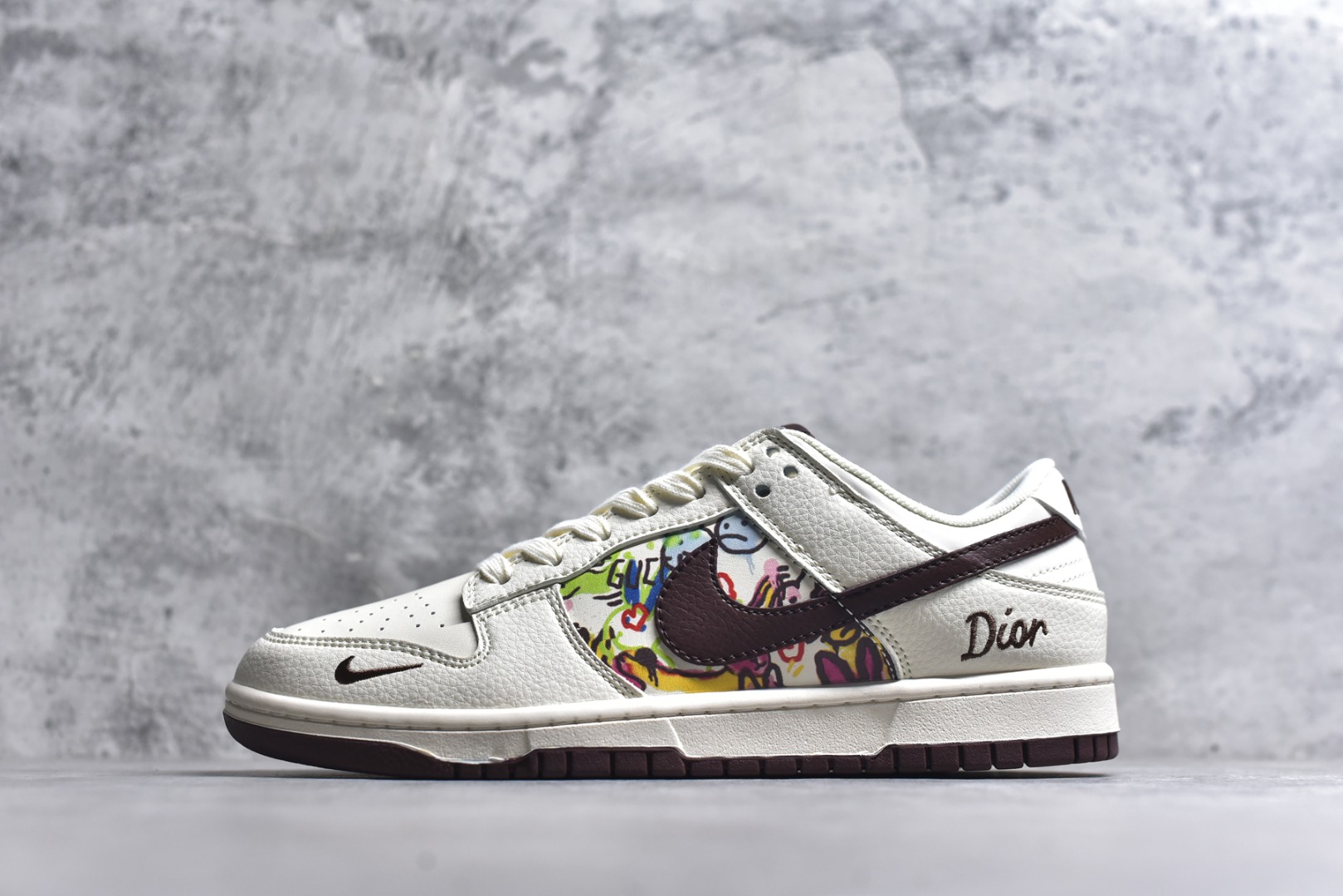 #海外爆款限量发售！Nike SB Dunk Low “迪奥联名——涂鸦米酒红勾” 高端定制 低帮休闲板鞋 定制鞋盒 大厂纯原品质出货 超高清洁度 皮料切割干净无任何毛边 细节完美 货号：QW5836-033 尺码：36 36.5 37.5 38 38.5 39 40 40.5 41 42 42.5 43 44 44.5 45-选品中心